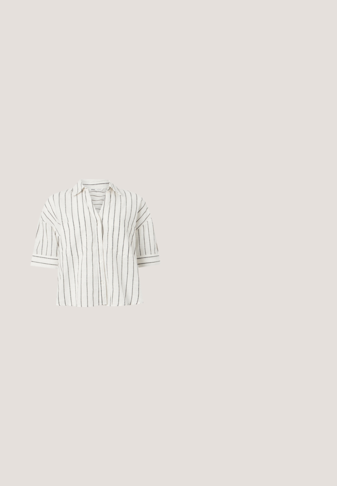 Hvid kortærmet skjorte med knapper og sorte lodrette striber samt krave, vist mod en ensfarvet hvid baggrund.; Mørkeblå denimjeans med en bred, afslappet pasform. Har lynlås, fire lommer og kontrastsyet syning langs sømmene.; Bordeauxfarvet læderslippersko med rund tå, buet design, sølvhardwaredetaljer og blokhæl. Tekstureret finish.; Runde, bruntonede solbriller med en glansfuld bordeauxramme. Slanke arme med diskret brandingdetalje. Flad linsedesign.; Vinrød læderhåndtaske med halvmåneform, lynlås og aftagelig rem. Glat tekstur med en subtil glans.; To par guldfarvede geometriske hoop-øreringe på en ensfarvet hvid overflade, et par firkantede og solide, et par rektangulære og hule.