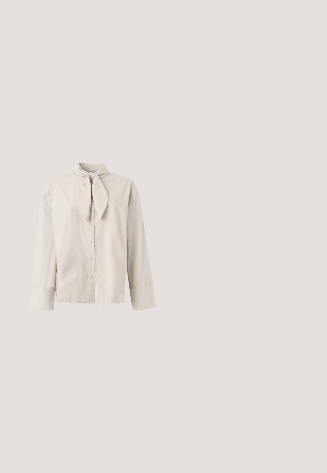 Beige Langarm-Bluse mit Knopfleiste, gebundenem Halsdetail und breiten Manschetten an den Ärmeln, präsentiert auf einem schlichten hellen Hintergrund.; Schwarze Jeans mit weitem Bein, vorderem Knopf und Reißverschluss, Gürtelschlaufen und Vordertaschen auf weißem Hintergrund.; Schwarze Lackleder Slingback-Pumps mit spitzem Zehenbereich, schlankem hohen Absatz und doppeltem elastischen Riemen für einen sicheren Sitz. Glatte, glänzende Oberfläche.; Schwarze rechteckige Sonnenbrille mit braun getönten Gläsern und geprägten Armen auf einem weißen Hintergrund.; Schwarze Lederhandtasche mit zwei verlängerten Griffen, Reißverschluss und runder Form; glatte Textur mit subtiler glänzender Oberfläche.; Silberne Metallohrringe mit einem wellenförmigen, skulpturalen Design, das eine polierte Oberfläche und unregelmäßige Formen aufweist, die eine zeitgenössische Ästhetik betonen.