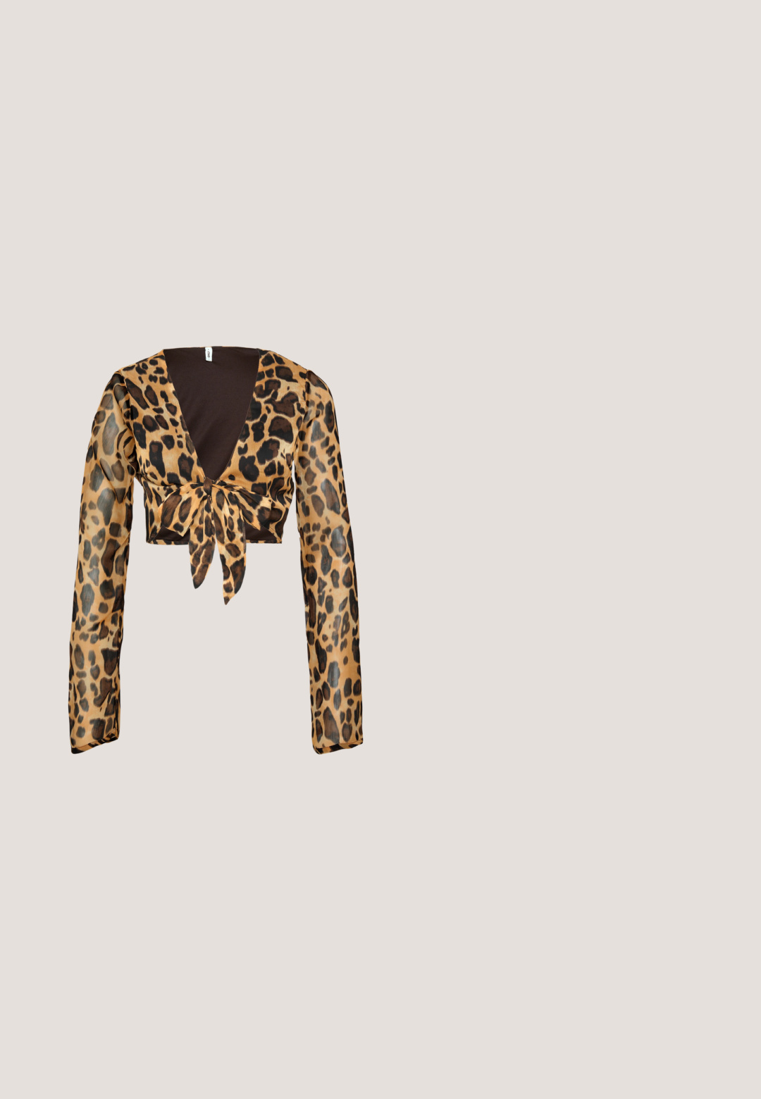 Haut court en imprimé léopard avec de longues manches transparentes. Présente un décolleté en V profond et un détail de nœud à l'avant. Couleurs principalement marron et noir.; Pantalons noirs évasés avec une taille élastique, présentant une texture lisse et sans motifs ni détails matériels visibles.; Sandale plate noire à bout pointu avec plusieurs sangles à boucle et un talon arrière, positionnée au-dessus d'une surface pavée et d'un mur carrelé en arrière-plan.; Lunettes de soleil rectangulaires noires avec des verres jaunes. Les caractéristiques incluent des montures épaisses et un design anguleux avec une finition lisse et brillante.; Sac à main en cuir noir de forme arrondie, décoré de clous argentés et équipé d'une poignée courte. Texture lisse et fermeture éclair.; Paire de boucles d'oreilles en forme d'anneau spirale en argent avec un design lisse et arrondi sur fond blanc uni.