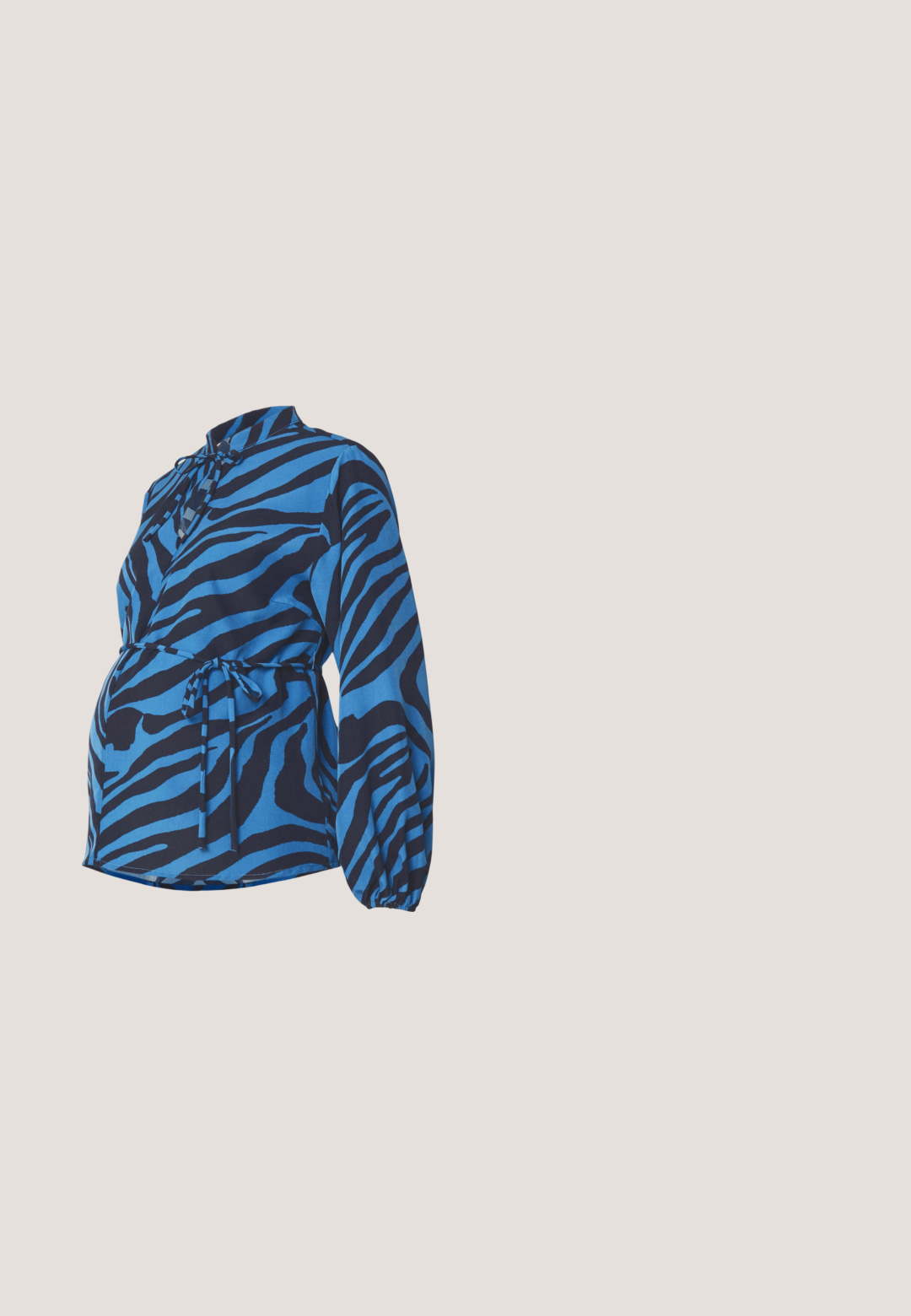 Blusa de maternidad a rayas azul y marino con un cuello alto, mangas largas abullonadas y un lazo en la cintura, hecha de un tejido ligero y suave.; Vero Moda Maternity Wide-leg Wide Leg Fit - Pantalones - black; Piernas con pantalones ajustados negros con aberturas frontales en el dobladillo, combinados con zapatos planos Mary Jane negros con una pequeña correa con hebilla.; Gafas de sol rectangulares negras con lentes oscuros, montura de plástico grueso y patillas anchas. Superficie lisa y diseño anguloso.; Bolso de hombro de cuero negro con una sola correa y un pequeño monedero a juego adjunto al frente, sobre un fondo liso.; Pendientes de plata con un diseño de gota, que presentan una parte superior pulida y redondeada, y un colgante circular y reflectante con un patrón ondulado.