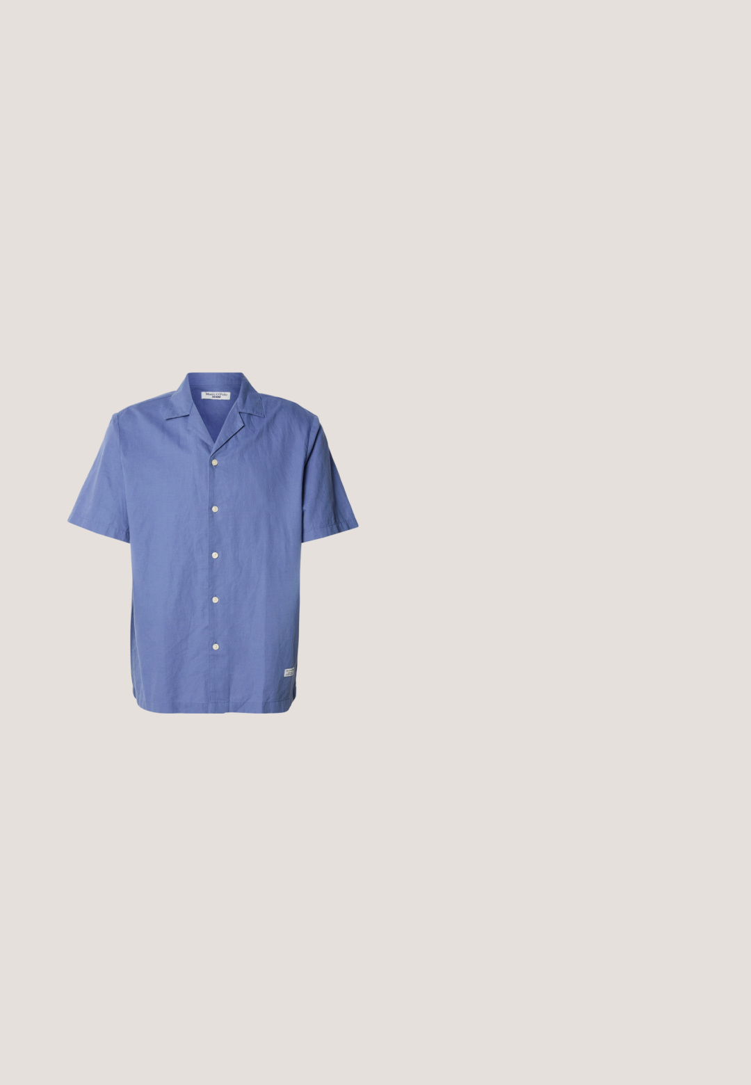 Camisa de manga corta, color azul claro, hecha de lino, con cuello tipo camp, botones en el frente y una pequeña etiqueta en el dobladillo lateral. Textura suave.; Pantalones cortos beige de mezcla de algodón con cintura elástica, cordón ajustable, tela texturizada y bajo a la altura de la rodilla.; Sandalia tipo slide de color marrón oscuro con dos anchas tiras ajustables de velcro y suela negra, mostrada de perfil sobre fondo blanco.; Armani Exchange Gafas de sol - matte opal grey; Bolsa tote de lona beige con asas dobles y un diseño en relieve de la cabeza de un lobo en el bolsillo frontal.; Pulsera de triple hebra con pequeñas cuentas cuadradas azules y cuentas redondas plateadas, con cierre de palanca plateado, mostrada sobre un fondo blanco.