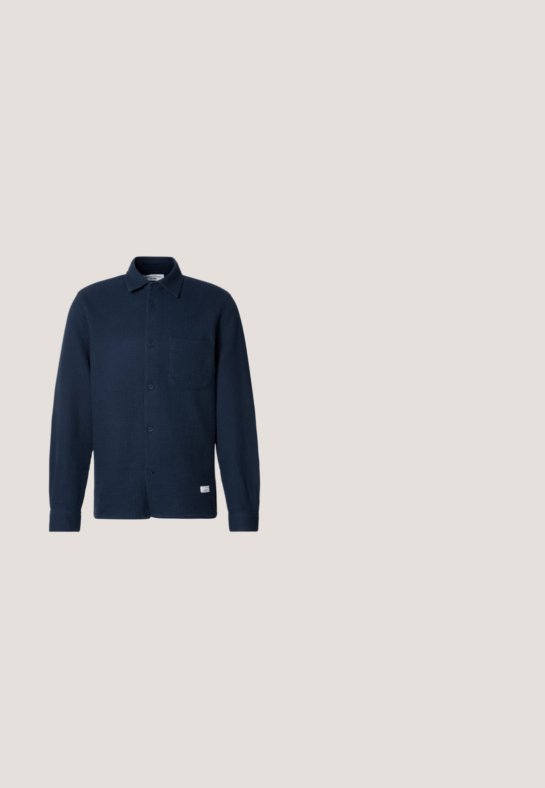 Camisa azul marino abotonada, tela de waffle texturizada, mangas largas, un bolsillo en el pecho y etiqueta en el dobladillo inferior.; Vaqueros de mezclilla azul de corte recto con bolsillos delanteros, trabillas para cinturón, cierre con botón y detalles de lavado descolorido.; Zapato de ante verde oliva con punta redonda, diseño de cordones y suela de goma baja y texturizada. Detalle de costura mínima a lo largo del borde.; Gafas de sol rectangulares negras con lentes oscuras y montura gruesa, colocadas sobre una superficie clara.; Collar de perlas blancas con espaciadores de strass plateados y cierre de cadena plateada, presentado sobre un fondo claro y liso.; Cinturón de cuero negro con hebilla metálica negra mate, que presenta una textura suave y un diseño sencillo. Longitud ajustable con un extremo cónico.