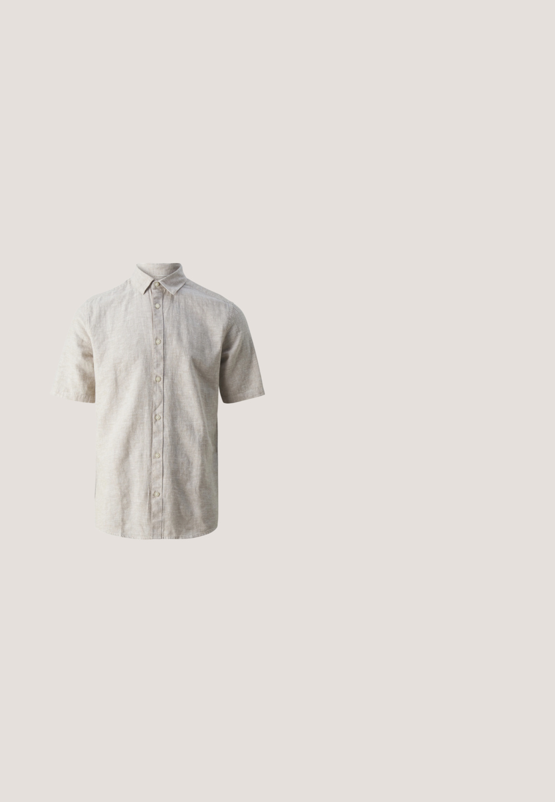 Kortærmet skjorte med knapper i lys beige linned, med klassisk krave, frontlukning med knapper og en afslappet pasform, samt subtil tekstur.; Beige shorts lavet af bomuld, med en lige pasform, plisseret front, sidelommer og en enkelt knaplukning i taljen.; Herrebrun lædersandal med krydsede remme og sort sål, vist i profil mod hvid baggrund.; Guldmetal solbriller med grå linser, oval form, tynde stel og sorte spidser på stængerne. Har justerbare næsepuder for komfort.; Brun stof tote bag med to lange håndtag. Forsiden har hvid tekst med teksten "LES DEUX." Enkel design, robust materiale og flad form.; Brunt læderbælte med en sølvrektangulær spænde og et diamantmønster præglet langs hele længden, lægges sammenrullet på en hvid baggrund.