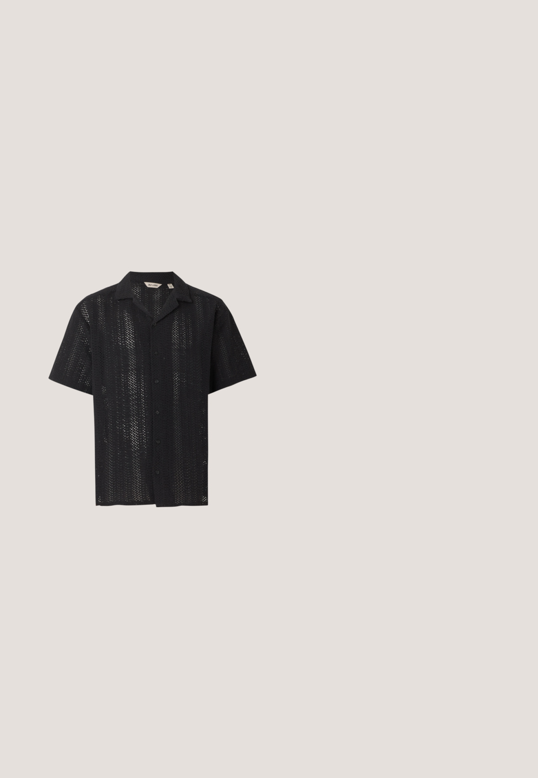 Chemise noire à manches courtes avec boutons, motif tricot ajouré et col classique, présentée sur un fond clair uni.; Short en jean bleu avec bouton à l'avant, passants de ceinture et poches avant, présenté sur fond blanc uni.; Baskets argentées avec une texture lisse, un design à lacets, des accents perforés et une semelle en caoutchouc marron texturé.; Lunettes de soleil rectangulaires avec montures transparentes vertes et verres bleu foncé, posées sur une surface blanche.; Sac fourre-tout en toile bleue avec poche frontale et broderie rouge "O.N.S", doté de doubles poignées et d'une bandoulière réglable.; Bracelet chaîne en argent avec une plaque rectangulaire noire et un fermoir réglable sur fond clair.