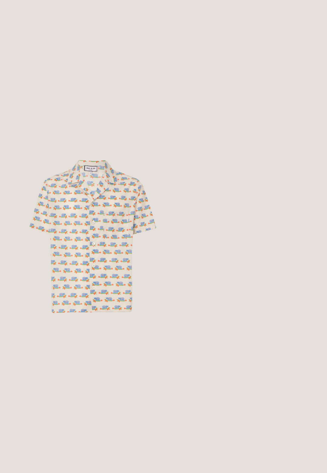 Kurzarmhemd aus hellem Creme-Stoff mit einem verspielten Druck von blauen Schnecken und roten Blumen. Verfügt über einen Kragen und weiße Knöpfe.; Dunkelblaue Jeans aus Denim mit einer großen gelben Grafik eines springenden Charakters auf der Gesäßtasche. Gerades Bein-Design mit standardmäßiger Nähtechnik.; Weißer Low-Top-Lederschuh mit Schnürverschluss, strukturierter Fersenschlaufe und leicht gerillter weißer Gummisohle auf schlichtem hellem Hintergrund.; Quadratische Sonnenbrille mit Schildpattgestell und dunklen getönten Gläsern, die auf einer weißen Oberfläche liegt.; Hellbraune Leder-Umhängetasche mit verstellbarem Schulterriemen und Reißverschluss, vor einem schlichten hellen Hintergrund gezeigt.; Rotes geflochtenes Lederarmband mit einem zylindrischen Silberverschluss, graviert mit "le gramme" und "925".