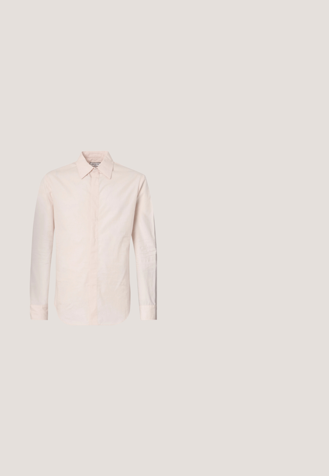 Camisa de manga larga rosa claro hecha de una tela suave, con cuello puntiagudo, cierre de botones y un dobladillo ligeramente curvado.; Pantalones negros de corte recto para hombre con botón frontal, bragueta con cremallera y bolsillos laterales, mostrados planos sobre fondo blanco.; Mocasín masculino de cuero negro con tacón bajo y costura estilo mocasín en la puntera, mostrado de lado sobre un fondo liso.; Gafas de sol rectangulares negras con lentes gris oscuro, acentos de metal dorado y un detalle único en forma de ceja en la montura.; Maletín de cuero negro con dos asas superiores, un bolsillo en la parte frontal y una correa desmontable, que presenta un sutil logotipo en la parte inferior.; Cinturón de cuero negro con textura suave, hebilla de metal plateado y detalles de costura sencilla a lo largo de los bordes.