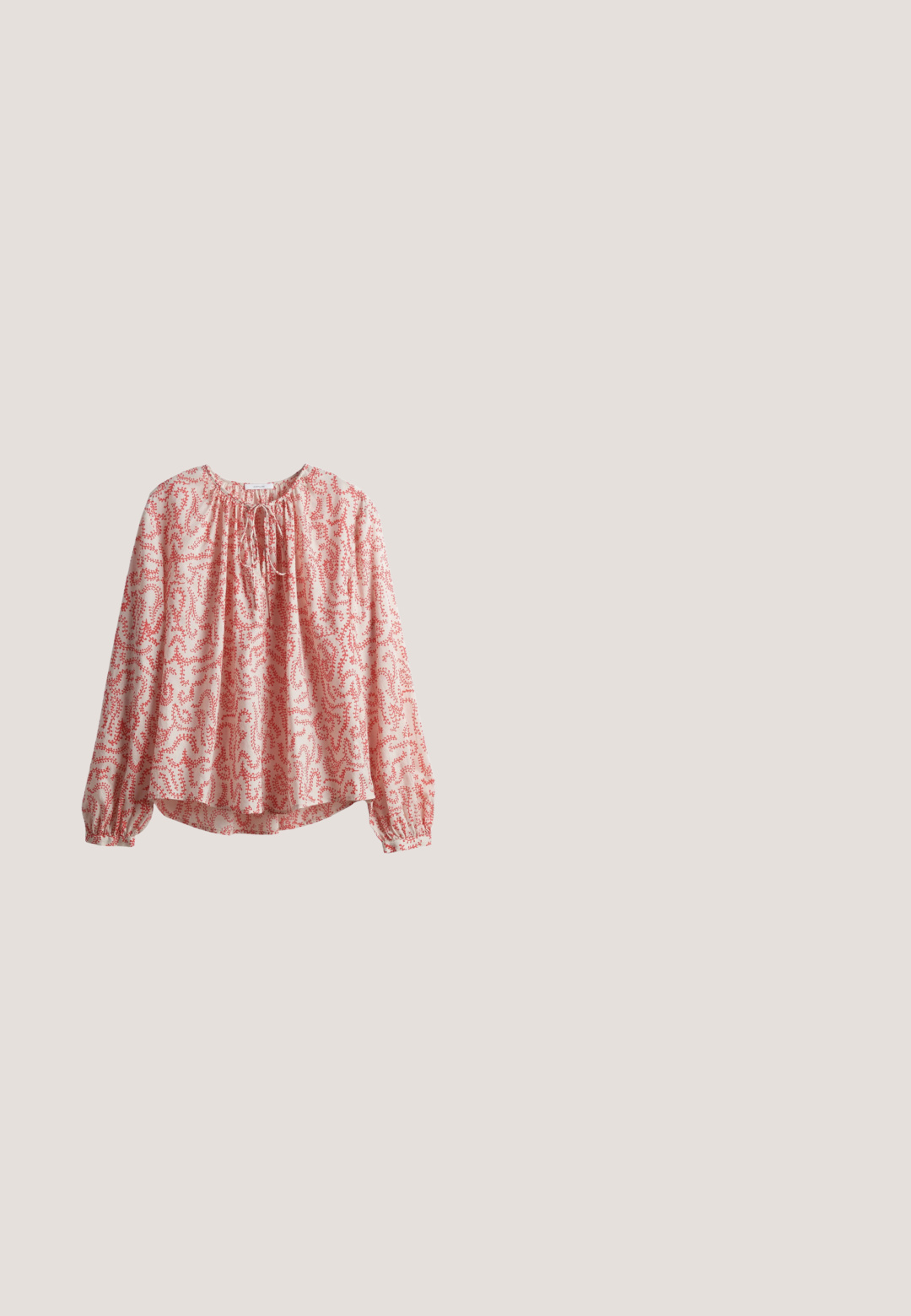 Langarm blouse in lichtroze stof met een rood bloemenpatroon, met een gathering bij de hals en een strikdetail, en met elastische manchetten.; Lichtroze short met hoge taille, knielengte, voorplooien, riemlussen en een gouden knoopsluiting op een effen achtergrond.; Muil in lichtbeige stof met een geknoopt ontwerp aan de voorkant, een puntige neus en een slanke, taps toelopende hak. Over het geheel genomen een gladde textuur.; Beige rechthoekige zonnebril met bruine glazen en kleine decoratieve kristallen bij de scharnieren, weergegeven op een witte achtergrond.; Beige rechthoekige schoudertas met klep en goudkleurige sluiting, voorzien van een verstelbare riem en afneembare schouderriem.; Gouden armband met afwisselend rechthoekige roze en ovale lichtgroene edelstenen verbonden door kleine gouden zettingen.