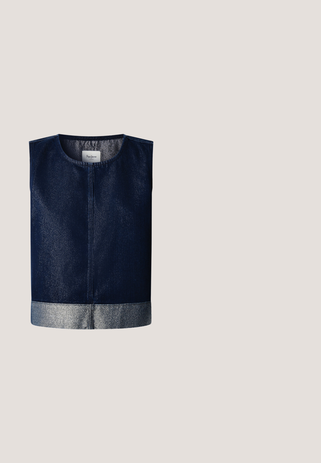 Ærmeløs top i mørkeblå denim med en skinnende overflade og en sølvmetallic kant. Har en rund halsudskæring og en central søm.; Flarede mørkeblå kordfløjspants har høj talje, fem lommer og knaplukning, med en blød tekstur og ribbet overflade.; Sorte højhælede sko med spids tå, mesh-detaljer og sølvnitter. Har en ankelrem og tynd stiletto hæl.; Firkantede solbriller med mørk lilla gradientlinser, tyk sort plastikramme og metalaccents på stængerne. Strukturerede arme for greb.; Sort perlehandtaske med en knyttet hank, der har en rektangulær form og en struktureret overflade dekoreret med små, blanke perler.; Sølvfarvet dekorativ øreklemme med to buede rækker af klare, facetslebne ædelsten arrangeret i tilspidsede, aflange former.