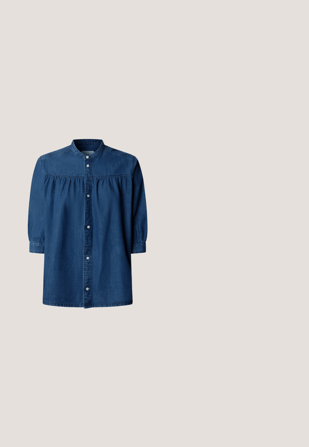 Mørkeblå denimbluse med lange ærmer, rynket skulderstykke, mandarin-krave og knaplukning foran.; Lys blå denim jeans med høj talje, lige ben-design, der har fem lommer og en knaplukning. Ingen synlige mønstre.; Sort laklæder flad sko med firkantet tå, sidespænde detalje og en lav, rund hæl. Glat tekstur og minimalistisk design.; Sorte solbriller med en slank rektangulær ramme og blå linser. Har en glat overflade og robuste stænger. Mærkets logo på siden.; Grøn læder hobo taske med en slouchy design, buet håndtag og glat tekstur. Indeholder ingen synlig hardware eller accenter.; Sort læderbælte med en sølvfarvet metalspænde og dobbelt løkke detaljer, der har en tekstureret overflade og en spids ende for en sikker pasform.