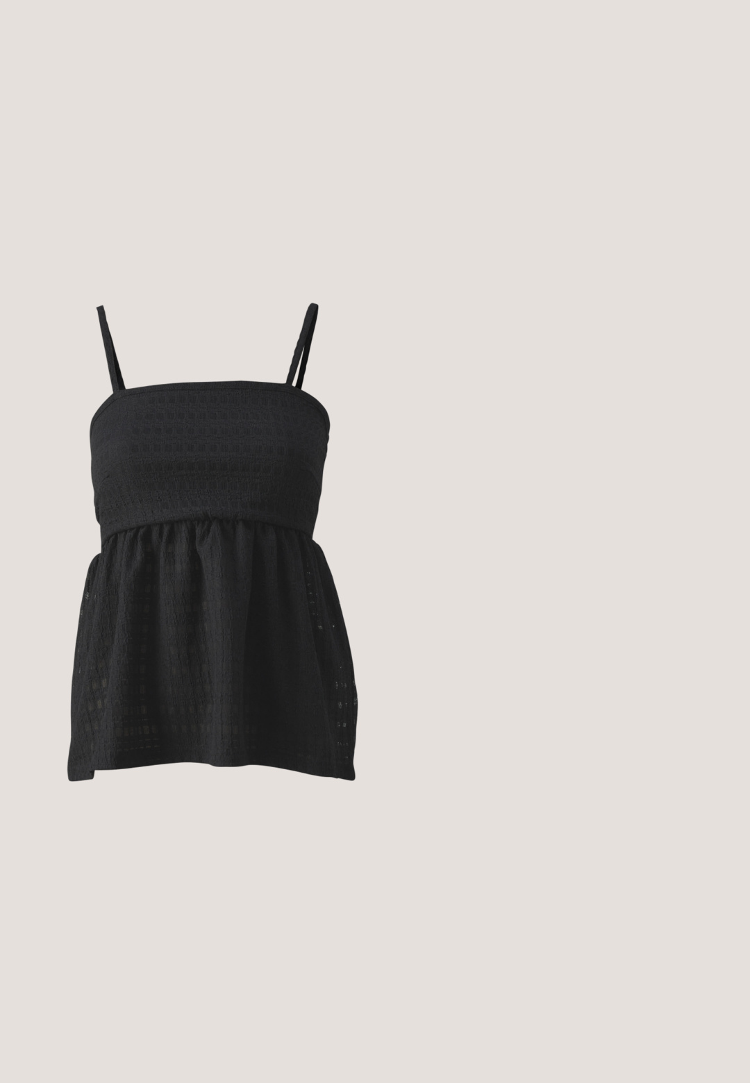 Čierny peplum top vyrobený z textúrovanej tkaniny, s nastaviteľnými ramienkami a priliehavým telom, ktoré sa pri páse rozširuje.; Čierna ceruzková sukňa s bielymi bodkami, vyrobená z jemnej tkaniny. Obsahuje priliehavý strih a biely akcent na páse.; Čierna lesklá kožená balerína so špičatou špičkou a nízkym podpätkom na bielom pozadí.; Čierne slnečné okuliare s obdĺžnikovým rámom, tmavými šošovkami, hladkým plastovým materiálom a kovovým akcentom na ramene.; Čierna kožená kabelka s zaobleným spodkom, zapínaním na klapku a jedným tenkým ramenným popruhom na jednoduchom svetlom pozadí.; Strieborné kruhové náušnice s príveskom v tvare kríža a srdca. Hladký, lesklý povrch s lešteným dokončením. Každý prívesok visí na bezpečnej slučke.