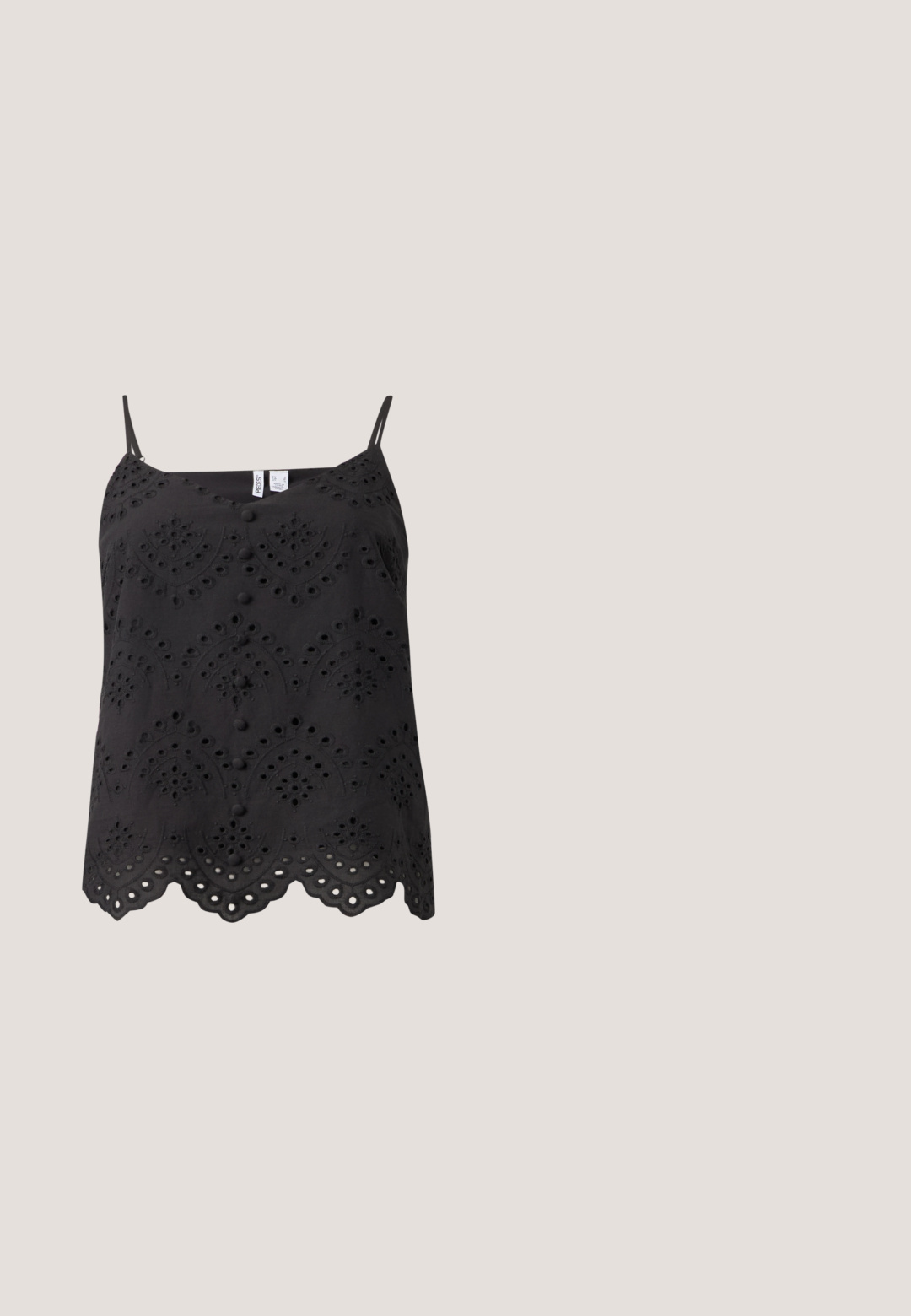 Sort ærmeløs top med broderet hulmønster, knapper dækket med stof foran, bølget kant og tynde justerbare stropper.; Sorte denimjeans med let slitage, front- og baglommer, knaplukning og flared bendesign.; Sort læder cowboystøvle med spids tå, lav stablet hæl og indviklet præget bladmønster på skaftet. Strop øverst for nem påtagning.; Sorte rektangulære solbriller med mørkt tonede linser, tyk plastramme og brede stænger. Glat overflade og kantet design.; Sort læderhåndtaske med en triangular form, skrå klap og et rundt håndtag. Har en glat overflade og minimalistiske design detaljer.; Sølv hoops øreringe med en glat, reflekterende overflade. Rund, stor form med en sikker lås øverst. Den polerede finish fremhæver glansen.