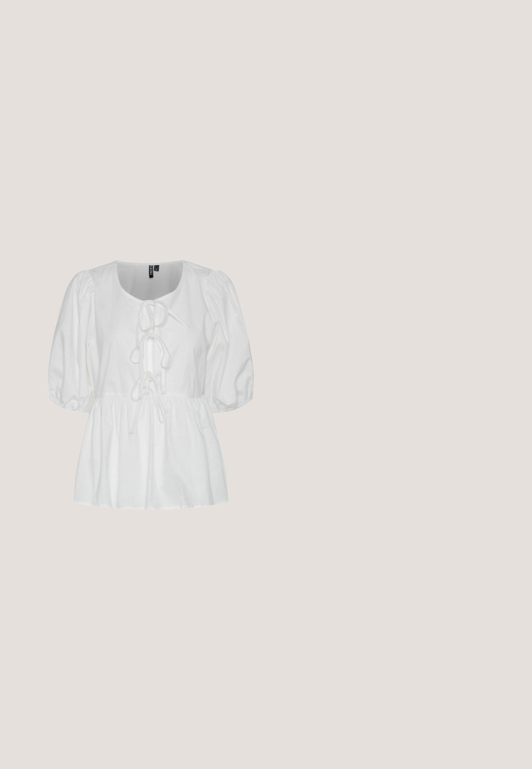 Blusa blanca de manga abullonada hecha de algodón, con escote redondo y un detalle de lazo en la parte frontal, además de una cintura fruncida para un ajuste relajado.; Pantalones anchos de corte alto color crema con tejido texturizado, cierre de botones en la parte delantera, trabillas para cinturón y bolsillos laterales.; Zapato slingback de estampado de leopardo con punta afilada, patrón de colores negro y marrón, textura suave y un tacón bajo de bloque. Detalle de hebilla ajustable.; Gafas de sol de carey con un marco cuadrado grueso, lentes degradados y patillas elegantes que presentan un sutil patrón y detalle del logotipo.; Bolso de red de macramé amarillo con correa larga y bolsa beige en su interior, mostrado sobre un fondo blanco liso.; Collar de cadena de oro con colgante de concha marina dorada texturizada y cierre de longitud ajustable sobre fondo blanco.