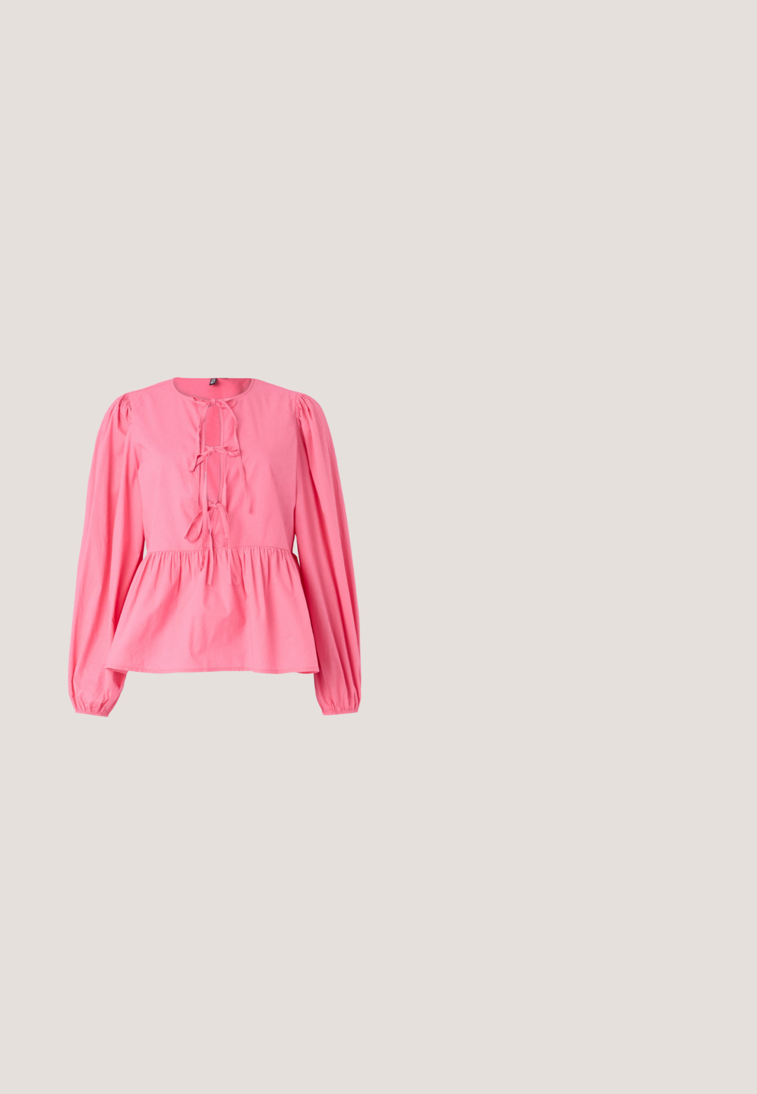 Roze katoenen blouse met een ronde halslijn, poflange mouwen en een gestrikt detail aan de voorkant. Heeft een geraffineerde taille en een ontspannen pasvorm.; Zwarte denimrok met een split aan de voorkant, high-waisted ontwerp en traditionele vijfzakkenstijl. Gladde textuur en klassieke snit.; Wit lage canvas sneaker met witte veters, rubberen zool, zwarte streepdetails en logopatch op de tong en hiel.; Zwarte rechthoekige bril met heldere lenzen, voorzien van afgeronde randen en zijaccenten, met een glanzende afwerking van het montuur en de pootjes.; Zwarte en zilveren handtas met een gestructureerd oppervlak dat een diamanten patroon vertoont, een geknoopt handvat en een gestructureerde vorm.; Zilverkleurige oorringen met een gladde, ronde vorm en een gepolijste afwerking. Beide oorbellen zijn van dezelfde grootte en hebben een veilige sluitmechanisme.