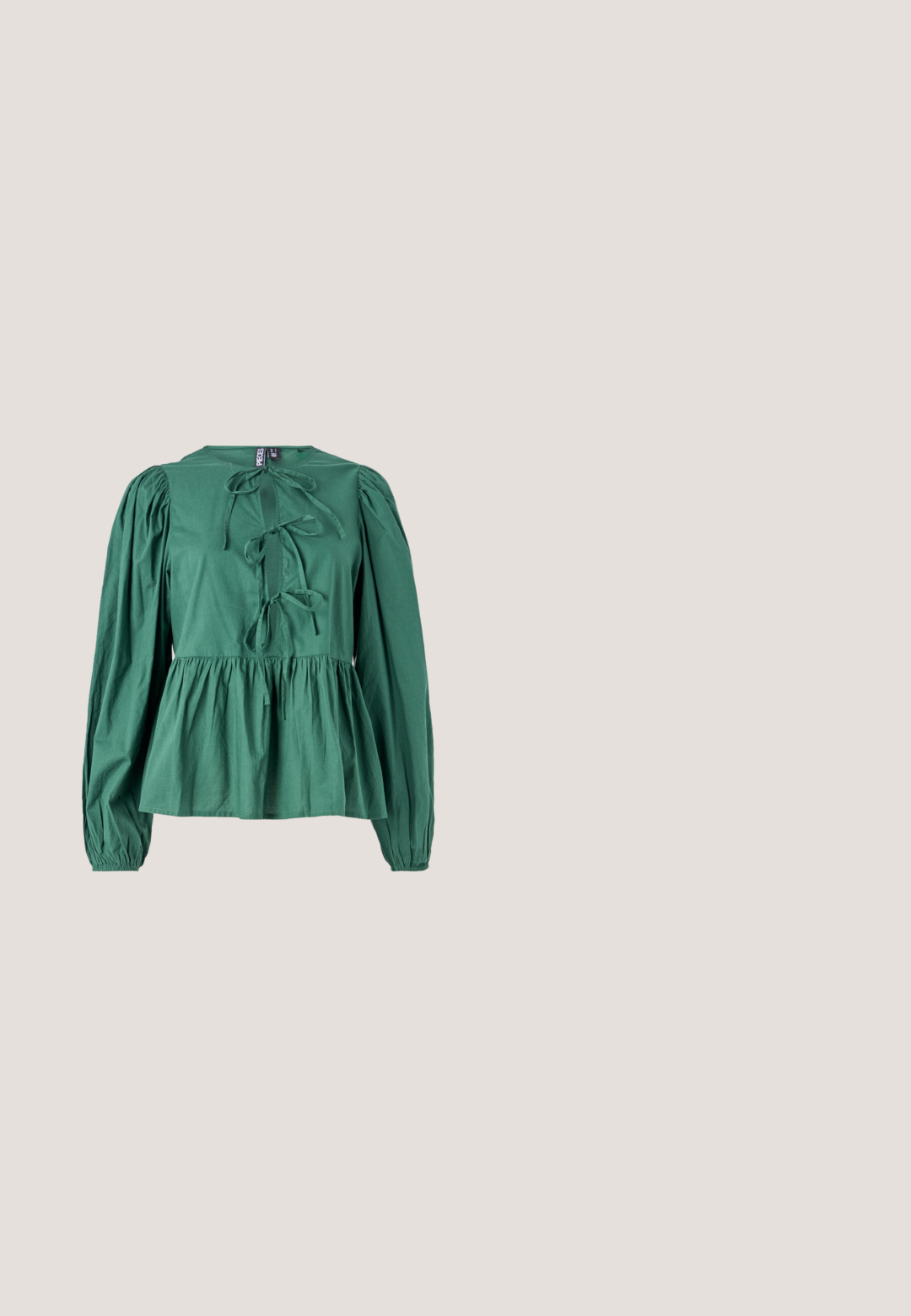 Blouse verte à manches longues en coton, avec un col rond, des liens décoratifs à l'avant et une taille froncée pour une silhouette évasée.; Jean noir taille haute avec fermeture à bouton et à zip, poches avant et jambes évasées, posés à plat sur un fond blanc.; Escarpin noir en cuir avec un bout pointu et un talon bloc. Texture lisse, design minimaliste et bride de cheville réglable.; Lunettes de soleil noires en forme de œil de chat avec des verres foncés, une monture en plastique brillant et des bords angulaires. Marque visible sur la branche gauche.; Petit sac à main noir brillant avec deux longues anses et des détails à cordon sur les côtés sur un fond clair uni.; Boucles d’oreilles créoles en métal argenté avec une surface lisse légèrement incurvée et des fermoirs à clapet sur un fond blanc uni.