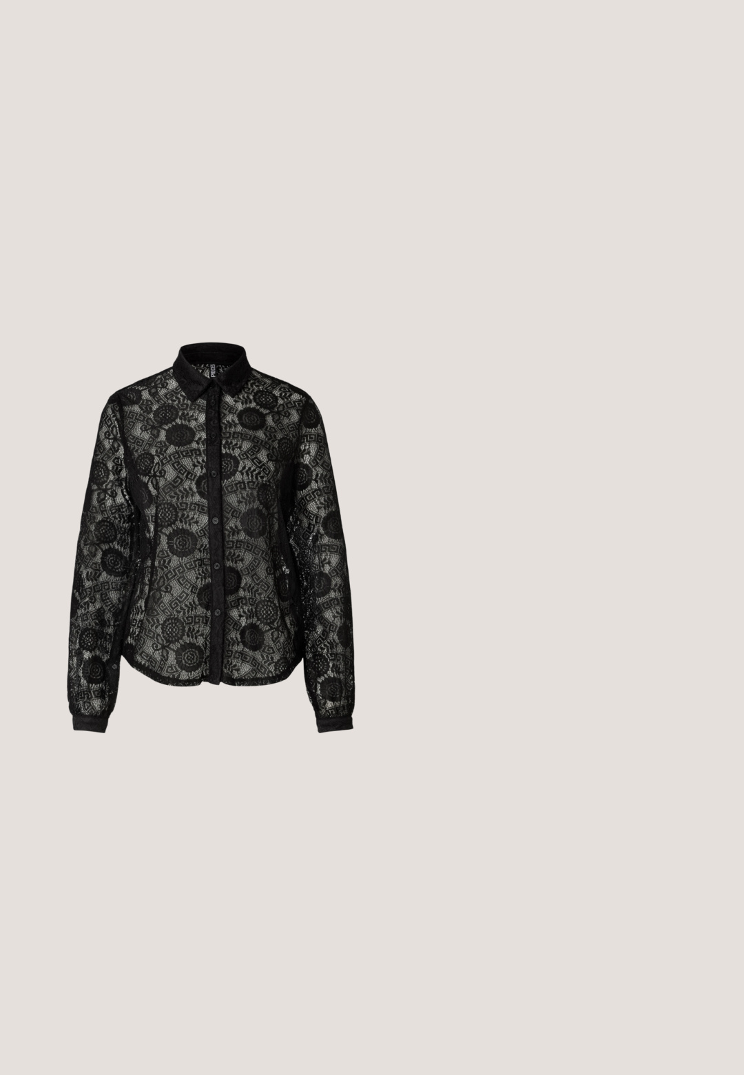 Sort blonde skjorte med lange ærmer, knaplukning foran, blomstermønster og kravehals. Gennemsigtigt stof med struktureret detaljering.; Sort indpakket nederdel med hvide paisley-mønstre og et detaljeret kantdesign. Fremstillet af letvægtsstof med en glat tekstur.; Sort laklæder spids tå slingback sko med lav hæl og to justerbare spænder, vist i sideprofil.; Sorte solbriller med rektangulært stel, mørke linser, glat plastmateriale og en metalaccent på templet.; Sort læderhåndtaske med en rundet form, dekoreret med sølvnitter, og et kort håndtag. Glat tekstur og lynlåslukning.; Sølvstjernede øreringe med en poleret, blank overflade. Hver ørering har fem spidser og subtile teksturdetaljer på overfladen.