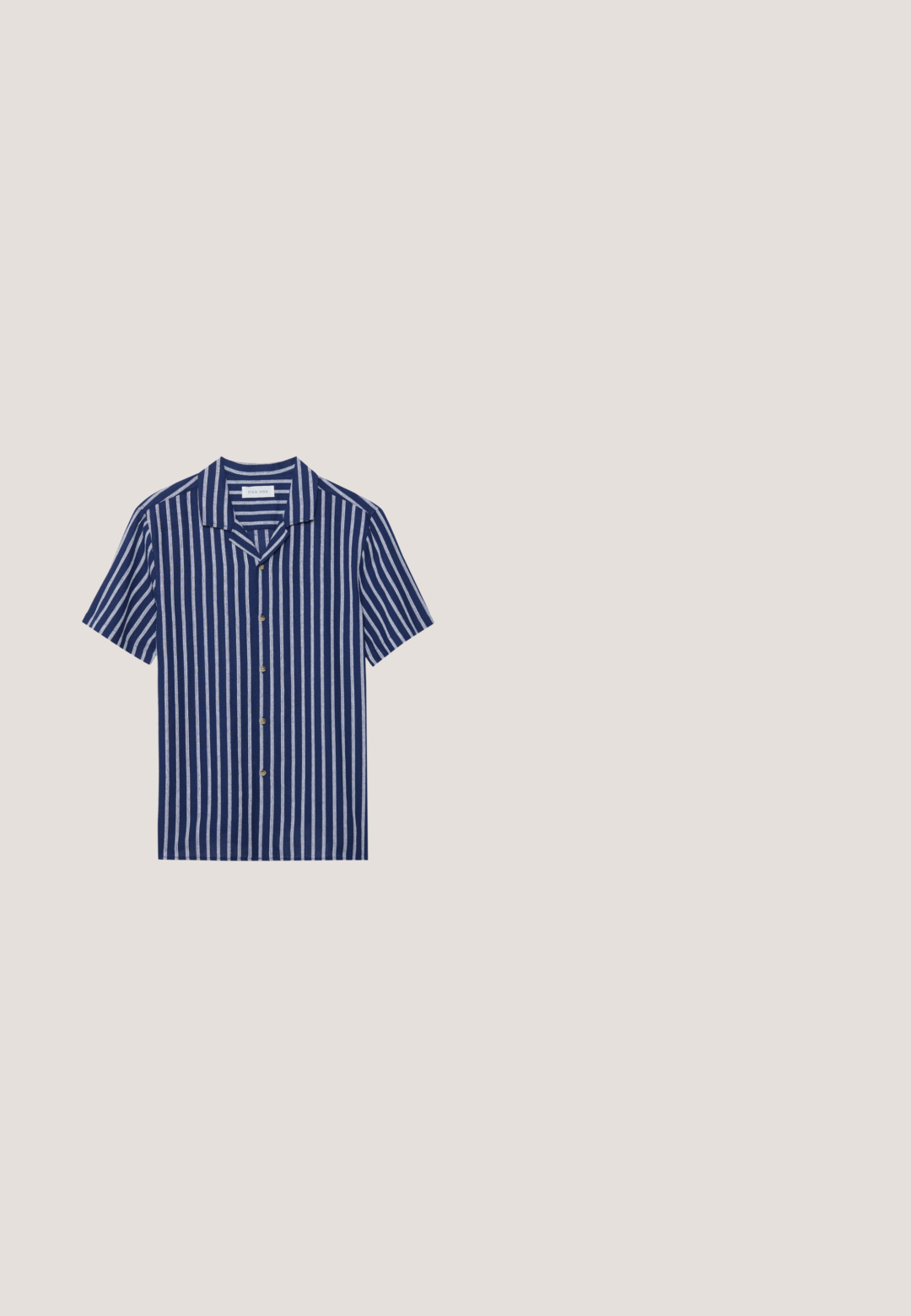 Pier One by Zalando LINEN MIX SHIRT - Chemise - dark blue/white; Short blanc en coton avec taille élastique et cordon, longueur genou avec une coupe décontractée et ample.; Scarosso Espadrilles - beige  suede; Lunettes de soleil en écaille de tortue avec une monture carrée, lentilles dégradées vertes et accents métalliques sur les branches. Matériau en plastique lisse.; Sac fourre-tout en toile de couleur ivoire, avec des poignées courtes et le texte imprimé "LES DEUX" en lettres noires en gras. Design durable et simple.; Ceinture en tissu tressé aux tons marron et beige, dotée d'une boucle et d'un passant en suède, avec un design texturé. Largeur adaptée à un usage décontracté.