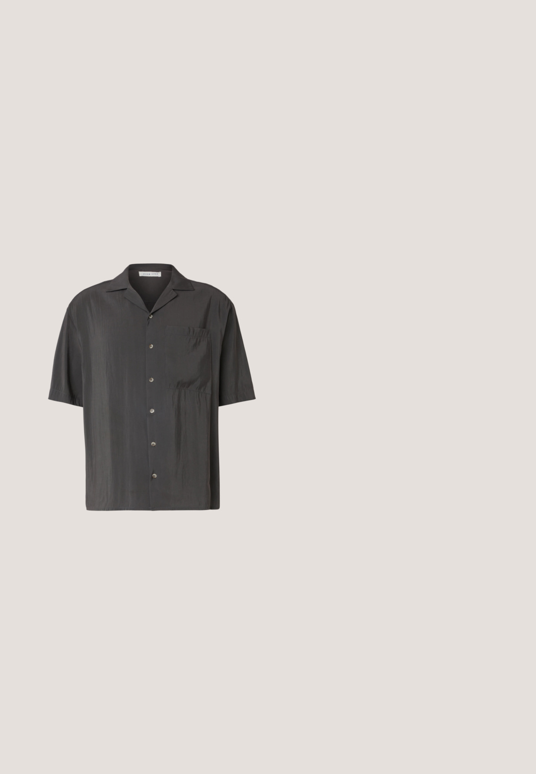Chemise à manches courtes en charbonneau avec un tissu lisse, dotée d'une poche poitrine et d'un col classique. Accents de boutons de couleur contrastée.; Pantalons noirs à rayures fines avec une coupe droite. Présente une texture lisse, une fermeture à bouton à l'avant et des passants de ceinture.; Mocassins en cuir noir avec une semelle à crampons épaisse, dotés d'une sangle décorative et de détails de couture. Texture lisse avec une finition polie.; Noeud papillon noir en tissu lisse avec une forme structurée. Comprend un nœud central et une sangle élastique réglable pour un ajustement parfait.; Collier en perles blanches avec une forme ronde uniforme, surface lisse et fermoir en métal avec une chaîne d'extension pour une longueur ajustable.; Ceinture en cuir noir avec une boucle en métal argenté, présentant une finition lisse et un design classique. La ceinture est enroulée avec l'extrémité pointée.