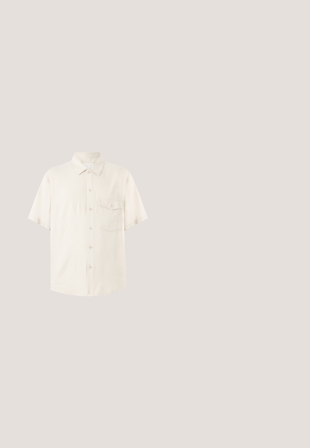 Chemise beige à manches courtes avec boutons, col pointu et une poche poitrine boutonnée, présentée à plat sur un fond clair.; Shorts beiges en tissu léger avec taille élastique et cordon de serrage, arborant un motif de grille subtil et une coupe droite.; Sandale à glissière à lanières croisées de couleur marron, dotée d'une finition mate, d'une semelle noire plate et d'une texture lisse. Design minimaliste sans matériel visible.; Lunettes de soleil rectangulaires en écaille de tortue avec des verres à dégradé sombre, posées sur une surface blanche, inclinées pour montrer les détails du cadre côté gauche.; Sac tote en coton beige avec deux poignées robustes. Présente un texte imprimé en noir : "Les Deux International Community & Sporting Goods."; Ceinture en cuir tressé marron avec une boucle en métal argenté brillant, présentant une texture tressée et une finition lisse sur la sangle de la boucle.