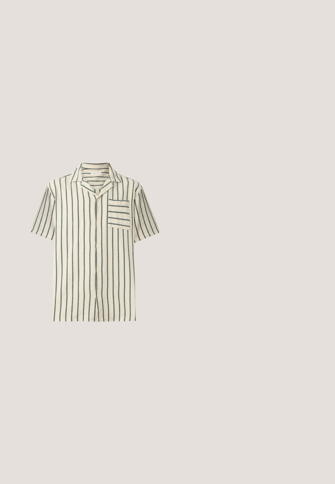 Korte mouwen, crème kleurig shirt met verticale zwarte strepen, knoopsluiting aan de voorkant, campkraag en borstzak met horizontale strepen.; Lichtgrijze knielange shorts met voorste knoop, riemlussen en zijzakken op een witte achtergrond.; Bruine leren teenslipper met verstelbare gesp op houten oppervlak, vage groene planten op de achtergrond.;  Schildpad zonnebril met een vierkant montuur, vervagende groene lenzen en metalen accenten op de armen. Glad plastiek materiaal.; Olijfgroene canvas schoudertas met een ritsluiting, zwarte leren accenten, rechthoekige vorm en verstelbare schouderband. Soepele textuur.; Bruine lederen riem met een metalen rechthoekige gesp, decoratieve geperforeerde patronen langs de randen en een hartvormige perforatie bij de punt.