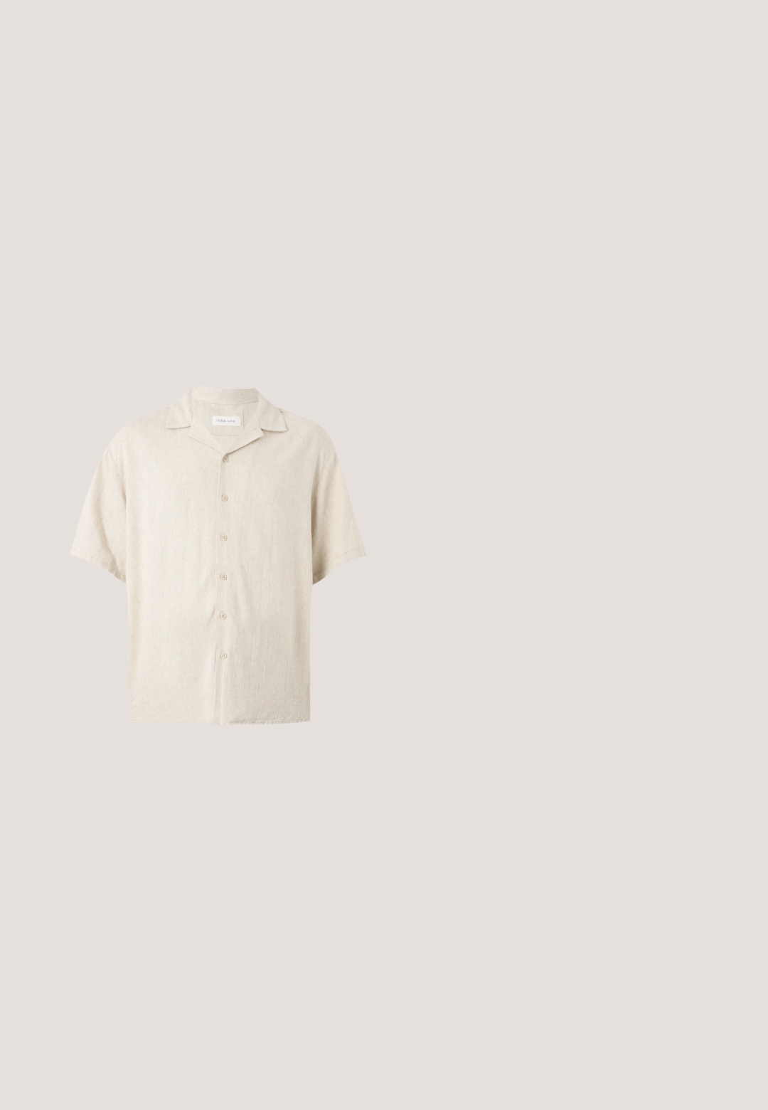 Beiges Kurzarm-Button-up-Hemd mit Camp-Kragen, vorderen Knöpfen und lockerer Passform, aus leichtem Stoff.; Helle blaue Denim-Shorts mit lockerer Passform. Verfügt über einen Knopfverschluss, Gürtelschlaufen und zwei Fronttaschen. Verwaschene Textur über das gesamte Stück.; Dunkelbraune Ledersandale mit zwei verstellbaren Klettverschlüssen und einer dicken, strukturierten Sohle.; Ray-Ban Sonnenbrillen mit grünen Gläsern, schwarzen Kunststoffrahmen und goldenen Akzenten an den Rändern. Quadratische Form mit matter Oberfläche.; Leinene Tragetasche in Off-White, mit kurzen Henkel und dem aufgedruckten Text "LES DEUX" in fetten schwarzen Buchstaben. Strapazfähiges, schlichtes Design.; Brauner geflochtener Ledergürtel mit silberner Metall-Schnalle, aufgerollt vor weißem Hintergrund.