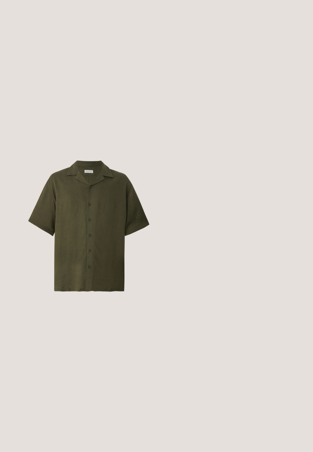 Chemise vert olive à manches courtes avec col camp et six boutons sur le devant, fabriquée en tissu texturé lin.; Samsøe Samsøe SMITH - Short - four leaf clover; Sandale à glissière à lanières croisées de couleur marron, dotée d'une finition mate, d'une semelle noire plate et d'une texture lisse. Design minimaliste sans matériel visible.; Lunettes de soleil carrées écaille de tortue avec verres marron et fines accents en métal doré, présentées sur une surface blanche.; Sac fourre-tout en toile crème avec poche avant, deux poignées, bandoulière réglable et petit texte jaune "O.N.S" en bas à droite de la poche.; Collier de perles blanches avec des intercalaires en strass argentés et un fermoir chaîne en argent, présenté sur un fond clair uni.