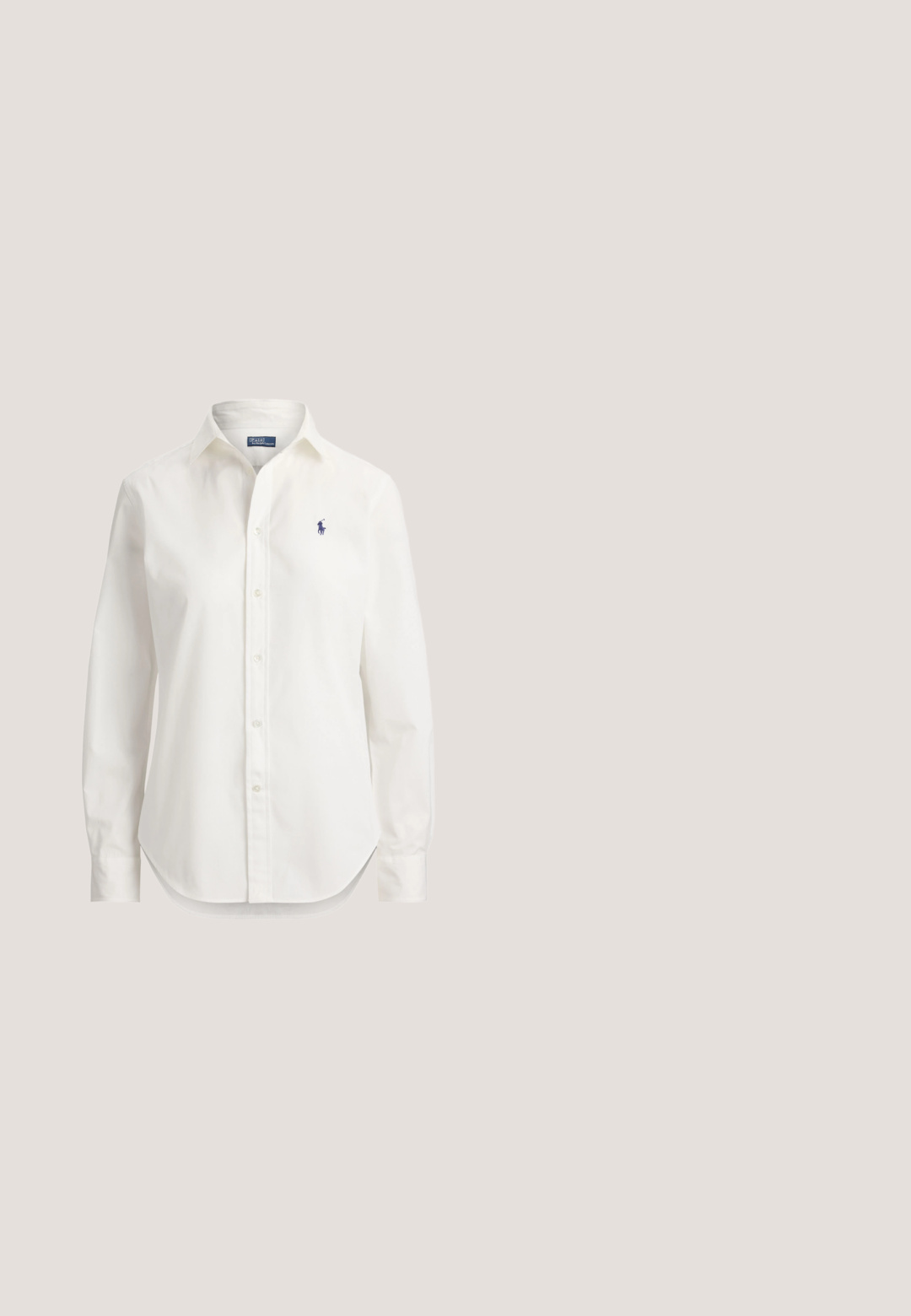 Hvid langærmet skjorte med knapper, krave og lille blåt logo af en polospiller på venstre bryst.; Beige slim-fit ankellange bukser med en glat finish og uden synlige lommer eller pynt på en ensfarvet baggrund.; Anna Field by Zalando LEATHER  - Høje støvler/ Støvler - cognac; Silketørklæde med symmetrisk ridebane-design, der indeholder tøjler, bid og blå kvaster på hvid og brun baggrund.; Brun læder crossbody taske med justerbar rem, guldfarvet hardware og RLL-logo foran.; Brunt læder dobbelt bælte med to guldfarvede spænder og syningsdetaljer på en ensartet lys baggrund.