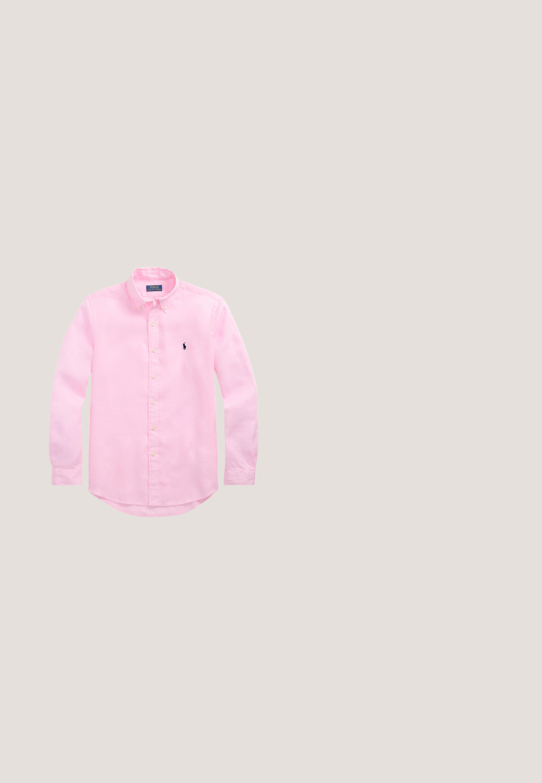Lichtroze overhemd met lange mouwen en knopen, een met knopen gesloten kraag en een klein marineblauw geborduurd logo op de linkerborst.; Blauwe vervaagde spijkerbroek met voorzakken, riemlussen, knoopsluiting en een label "Polo by Ralph Lauren" aan de binnenkant van de tailleband.; Zwarte leren loafer met dikke geprofileerde zool en klein groen "Polo" label aan de buitenkant bij de hiel.; Zwarte rechthoekige zonnebril met donkergroene glazen en een klein Polo-logo op het montuur, geplaatst op een witte achtergrond.; Persoon houdt een zwarte sporttas vast, draagt een zwarte broek, een grijze geruite jas en zwart-witte sneakers.; Zwarte leren riem met zwarte rechthoekige gesp en reliëflogo op de riemlus, opgerold op een effen lichte achtergrond.