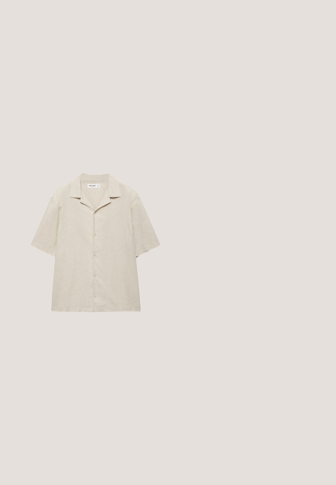 Beige kortærmet skjorte med knapper og camp-krave, lavet af et let stof, vist fladt på en hvid baggrund.; Khaki shorts i letvægtsstof med elastisk talje og knaplukning. Har et lige ben design og optrukket kant.; Hvide kanvas sneakers med gummisål, snørebåndsdesign og et lille logo mærke på siden. Tekstureret hvid overdel og brun ydersål.; Ray-Ban solbriller med grønne linser, sorte plastikstel og gyldne detaljer ved kanterne. Firkantet form med mat finish.; Kremfarvet lærredstote-taske med frontlomme, to håndtag, justerbar skulderrem og lille gul "O.N.S" tekst i nederste højre hjørne af lommen.; Vævet brun læderbælte med en sølvfarvet rektangulær spænde, glat tekstur og flettet design, der forbedrer fleksibilitet og stil.