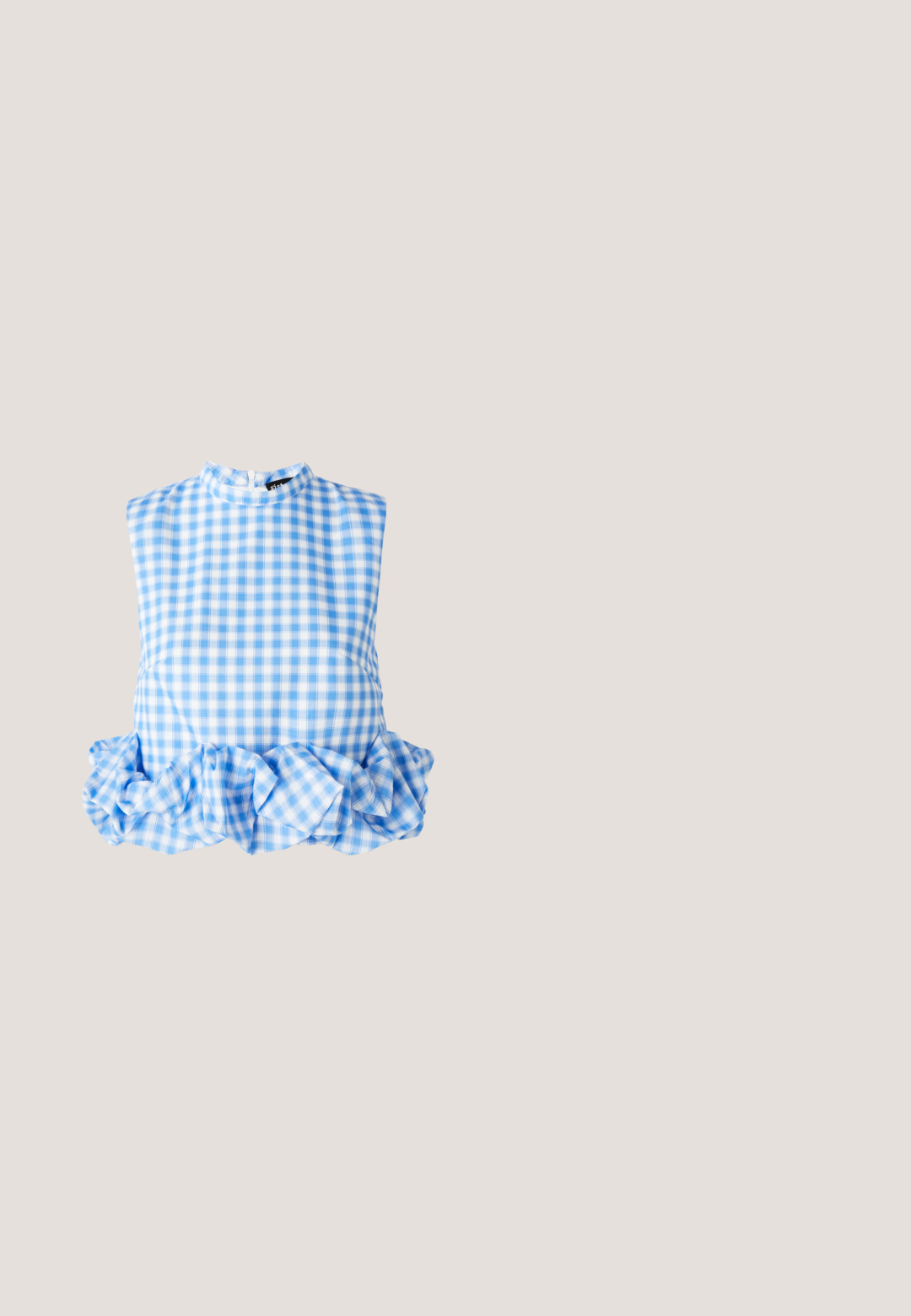 Blå og hvidt ternet udenærmet bluse med en flæsekant og høj halsudskæring. Stoffet er let og glat. Lynlås lukning bagpå.; Lys blå denim mini-nederdel med tie-dye mønstre i mørk blå. Har rød syning og to frontknapper. Kort længde med en tætsiddende pasform.; Sort patentlæder lavhælet sko med spids tå og T-rem med spænde, vist i sideprofil mod en ensfarvet baggrund.; Ovale solbriller med hvid ramme og mørke linser, der hviler på en hvid overflade.; Sølvmetallic clutchtaske med en glat overflade, klaffelukning og kædestropp. Har et struktureret rektangulært design og syninger som detaljer.; Sølv hoop øreringe med tre lagdelte halvcirkelformede bånd, hvoraf det ene er udsmykket med små klare krystaller på en lys baggrund.
