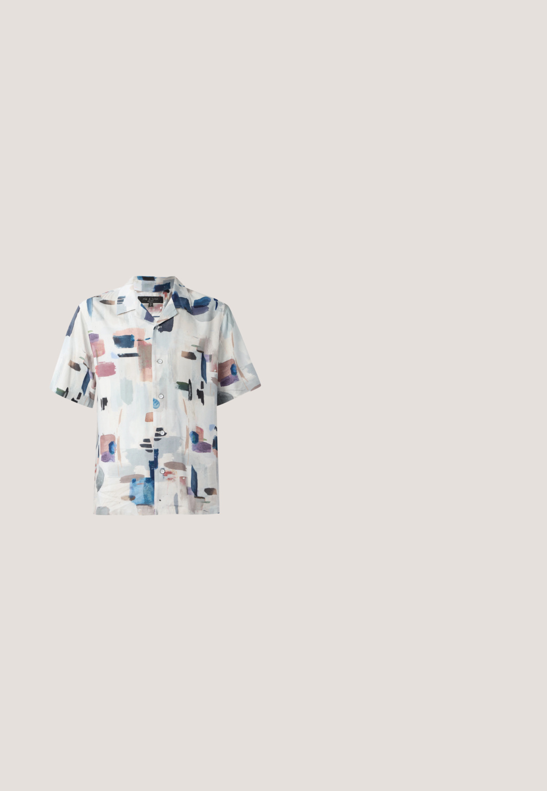 Chemise à manches courtes en tissu léger, arborant un motif abstrait dans des teintes pastel et bleu foncé sur fond blanc.; Pantalons larges noirs avec une texture lisse, dotés de deux plis avant, d'une fermeture à bouton et de poches latérales. Tissu durable.; Mocassins en cuir noir avec un design de style mocassin, présentant une bande décorative et un détail de couture sur le dessus. Talon bloc bas.; Lunettes de soleil rectangulaires noires avec des montures épaisses et des verres foncés reposant sur une surface claire.; Sac cabas noir avec deux poignées et texte bleu "Les Deux" au-dessus d’un design graphique bleu au centre avant.; Ceinture en cuir noir avec une grande boucle argentée de style western, enroulée sur un fond neutre.