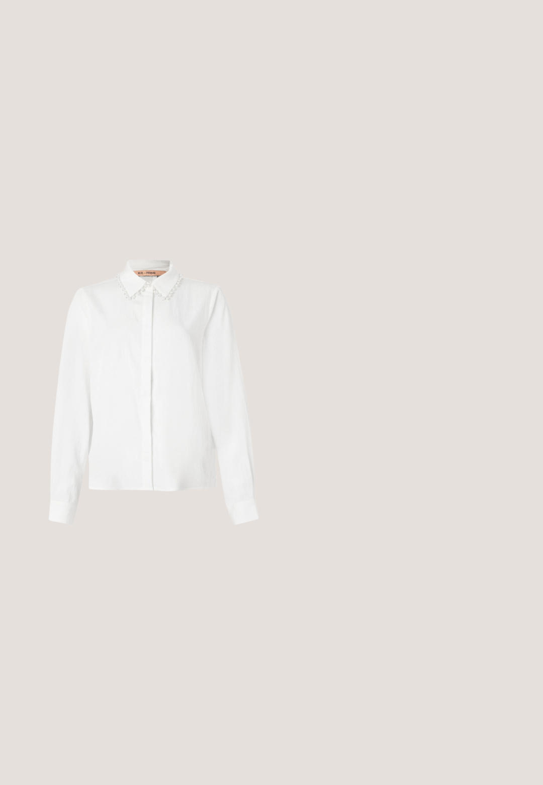 Blusa blanca de manga larga con cuello adornado con perlas, botones frontales ocultos y puños ajustados sobre un fondo liso.; Pantalones negros con corte recto, tejido suave y sin patrones visibles. Diseñados con bolsillos frontales clásicos y cierre de cremallera.; Mocasines de charol negro con tacón plano, con un acento de borlas y superficie lisa, diseñados con una puntera redondeada y costuras sutiles.; Bolso tote de cuero sintético negro con un acabado texturizado, dos asas largas y detalles en tono dorado en el lateral. Forma rectangular.; Par de pendientes de aro espiral plateados con diseño liso y redondeado sobre un fondo blanco liso.; Cinturón de cuero negro con una hebilla de metal dorado, textura plana y un solo lazo; presenta un acabado suave y un diseño minimalista.