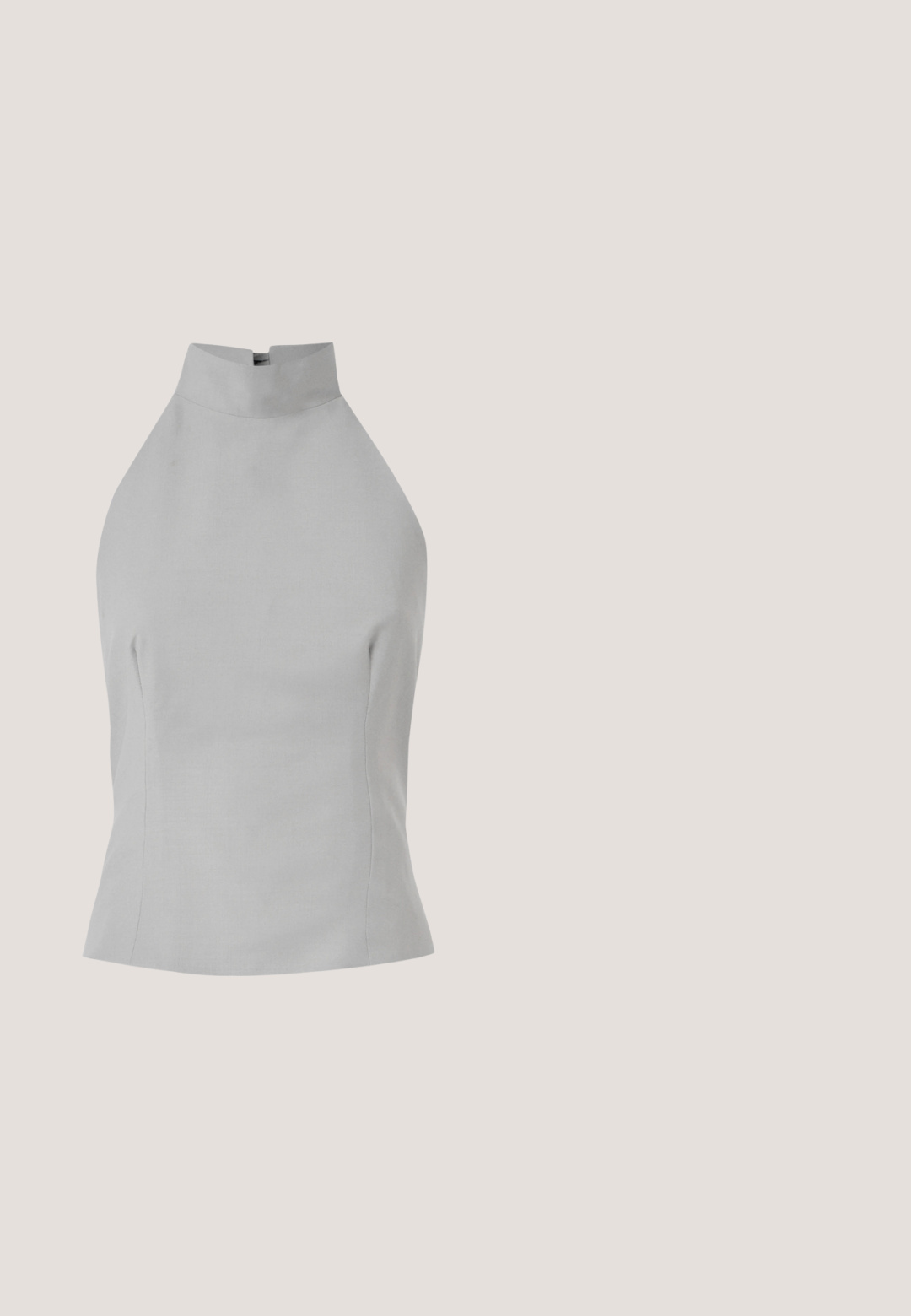 Haut halter gris avec un col montant, coupe ajustée, texture lisse et détails de couture sur les côtés. Sans fermetures visibles.; Jeans en denim noir à jambes larges avec une taille haute, présentant une déchirure abîmée au genou gauche et des accents de boutons et rivets en métal classiques.; Escarpin noir en cuir verni à talons hauts avec bout pointu, au design élégant et sans hardware visible. Texture lisse et style minimaliste.; Sac à bandoulière rectangulaire marron avec longues sangles et détails de couture minimalistes sur un fond uni.; Boucles d'oreilles en acrylique transparent avec accents dorés, présentant un design incurvé et un fermoir transparent. Texture lisse, style minimaliste.; Collier délicat en chaîne d'or avec des maillons petits alternés et cinq maillons circulaires texturés répartis uniformément autour.