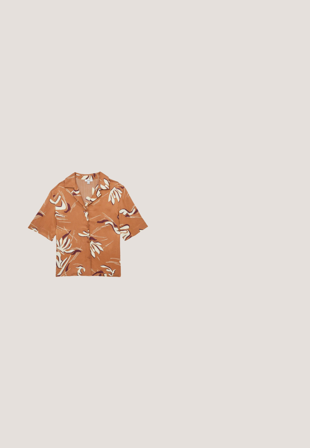 Korte mouwen shirt in roestkleur, met bloemenpatronen in crème en donkerpaars. Gemaakt van lichtgewicht stof met een relaxte pasvorm en knoopsluiting.; Lichtbeige broek met wijde pijpen, gemaakt van een textuurstof en een elastische tailleband, plat liggend op een witte achtergrond.; Beige slingback schoen met een zwarte neus, een vierkante hoge hak en twee bandaccenten, gemaakt van glad materiaal.;  Schildpadbril met vierkante lenzen en een verloopbruin tint. Glanzende afwerking, dunne armen en logo-detail op het montuur.; Beige leren schoudertas met een afgeronde bovenkant, kettingriem en een gouden logo-accent. Beschikt over gestikte panelen voor textuur en detail.; Fijne gouden ketting met een enkele ronde, heldere edelsteenhanger, gecentreerd op een effen lichte achtergrond.