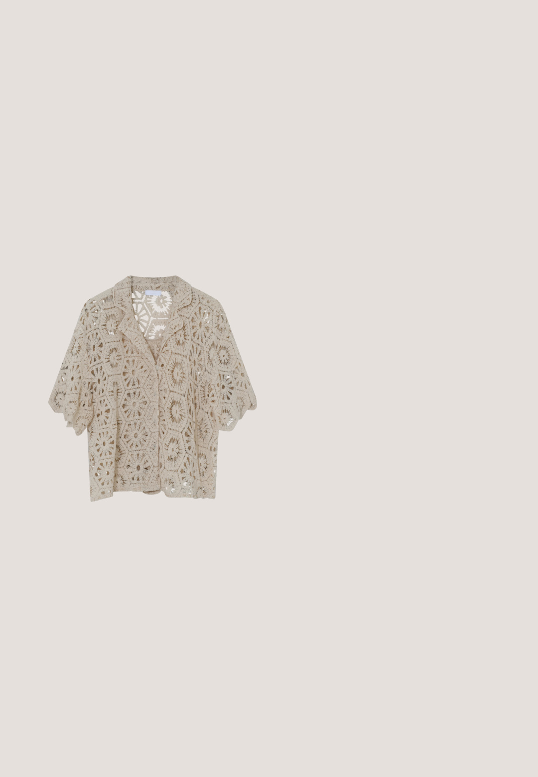 Blusa beige de crochet de manga corta con patrones florales hexagonales y cuello con muesca, exhibida sobre un fondo blanco.; Falda midi marrón con cintura elástica y aberturas laterales, hecha de tela ligera.; Sandalia de tacón de ante marrón con una cinta ancha y detalles recortados, adornada con tachuelas de latón y un tacón de bloque de madera.; Bolso cruzado de cuero trenzado marrón con cierre de cremallera, forma redondeada y una correa trenzada. Presenta una pequeña placa de logo rectangular.; Delicado collar con pequeñas cuentas alternas en azul, verde cilíndrico, perla blanca y separadores dorados, terminado con un cierre de langosta dorado.; Cinturón tejido de cuero marrón con una hebilla de metal plateada, acabado texturizado y diseño trenzado. Acentuado con un bucle de cuero con la marca.