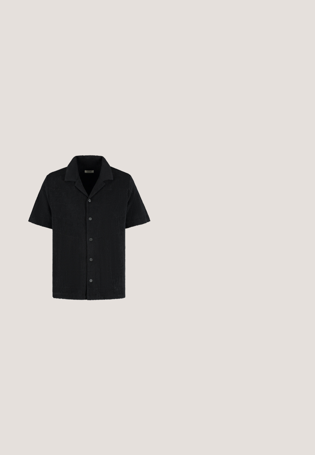 Schwarzes Kurzarmhemd aus strukturiertem Stoff, mit einem Camp-Kragen und einer vorderen Knopfleiste mit fünf Knöpfen.; Schwarze Shorts aus strukturiertem Stoff mit einem elastischen Bund und einem Kordelzug. Das Design umfasst ein dezentes Prägemuster.; Schwarze Flip-Flops aus glattem Material, mit einem Riemen im Zehensteg-Stil, strukturiertem Fußbett und geprägtem Logo auf der Sohle.; Schwarze rechteckige Sonnenbrille mit dunkelgrauen Gläsern und mattem schwarzen Rahmen. Verfügt über Akzente in Silber auf den Bügeln.; Schwarze Nylon-Tasche mit einem Hauptfach und zwei vorderen Taschen, ausgestattet mit einem schlichten Design, verstellbarem Tragegurt und Logo-Akzent.; Schwarzes geflochtenes Handgelenkband aus strukturiertem Stoff, mit einem zylindrischen silbernen Metallverschluss mit eingravierten Details.