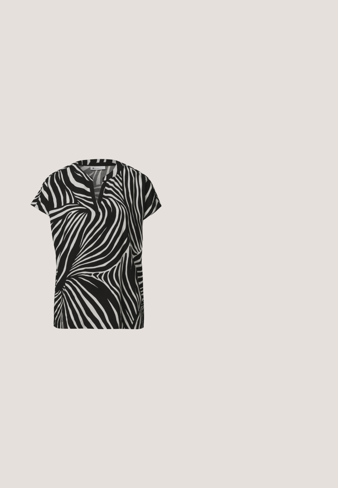 Schwarz-weiß zebra-gestreifte Bluse mit kurzen Ärmeln, rundem Ausschnitt und kleinem V-förmigem Schlitz vorne.; Schwarz-weite Hosen mit strukturiertem Finish, ausgestattet mit einem vorderen Knopfverschluss und Taschen vorne, entworfen für eine entspannte Passform.; Beige Leder Slingback-Schuh mit schwarzem Zehenschutz, quadratischem Absatz und verstellbarem Knöchelriemen. Glatte Textur und minimalistischem Design.; Schwarze, strukturierte Leder-Umhängetasche mit zwei langen Griffen und subtiler V-förmigerDetail auf der Vorderseite, präsentiert auf einem weißen Hintergrund.; Silberner Metallarmreif mit einem glatten, flexiblen Design und einer strukturierten Oberfläche, mit einem Verschluss und einem kleinen runden Anhänger.; Schwarzer Ledergürtel mit glatter Textur, ausgestattet mit einer goldfarbenen Metallschnalle und mehreren Löchern zur Anpassung. Flache und rechteckige Form.