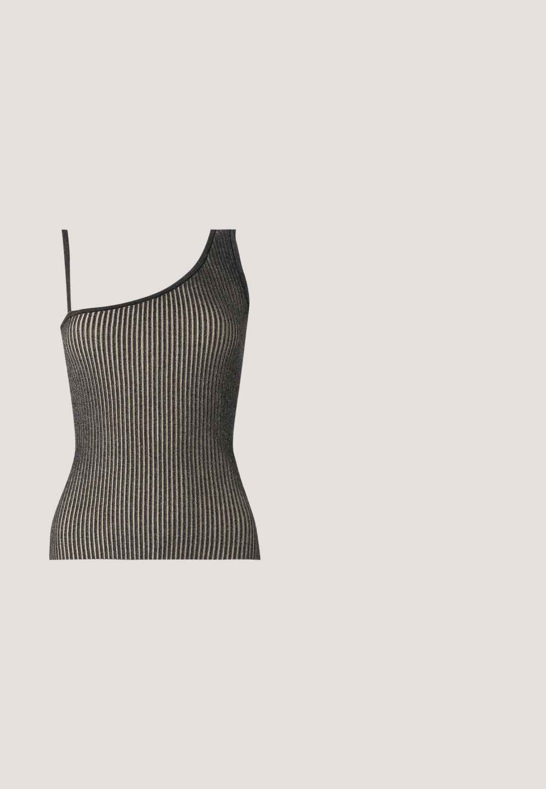 Een one-shoulder top met een ribbelontwerp in zwart en goud met dunne bandjes, met een getailleerde pasvorm en subtiele glans.; Zwarte denim shorts met een hoge taille, geplooide voorkant en omgeslagen zoom. Voorzien van een metalen knoop en rits sluiting. Egaal textuur.; Zwarte leren enkellaarzen met een puntige neus, ritssluiting, gebogen hak en een decoratieve band met metalen accenten.; Pieces PCALUANA SHOULDER BAG - Handtas - black; Een paar middelgrote glanzende zilveren oorringen met dunne metalen sluitingen op een lichte neutrale achtergrond.; Zwarte leren riem met een grote zilveren metalen gesp met ingewikkelde details en decoratieve accenten aan beide uiteinden.