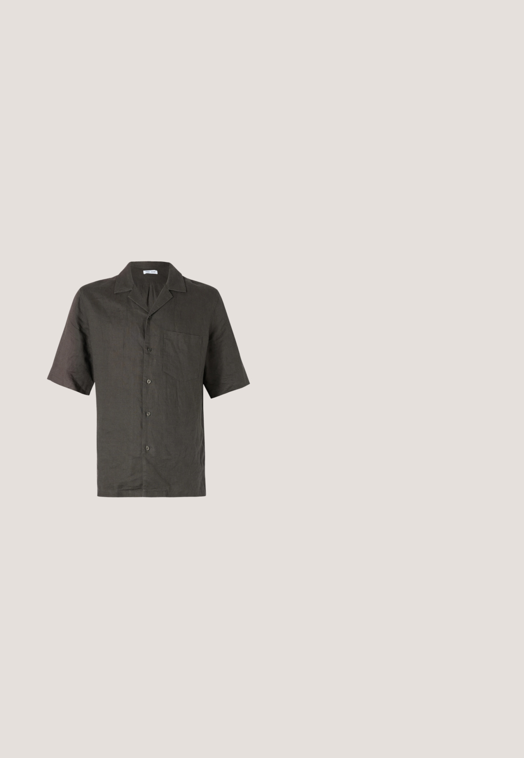 Korte ærmer, skjorte med krave i mørkegrå linned, med en brystlomme og frontknaplukning. Glat tekstur, afslappet pasform.; Beige afslappede shorts med elastisk talje og snøre, sidelommer og lige kant, vist mod en ensfarvet baggrund.; Brun herreslide sandal i ruskind med krydsede remme og flettet jutesål, vist i profil på hvid baggrund.; Brune skildpaddedesign solbriller med runde rammer, grønne linser og mønstrede tempelarme. Har brandlogo på en arm.; Canvas tote bag i off-white, med korte håndtag og teksten "LES DEUX" trykt i fede sorte bogstaver. Holdbart, simpelt design.; Flettet brun læderbælte med messing spænde og læderende, rullet sammen på hvid baggrund.
