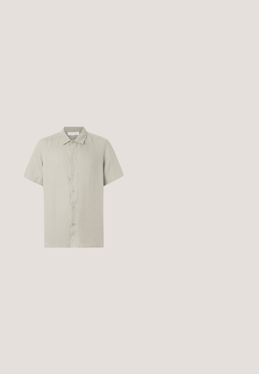 Beige kortærmet skjorte med knapper og krave, lavet af letvægtsstof, frontudsigt mod hvid baggrund.; Oliven grønne shorts lavet af bomuldsblanding, med frontknaplukning, bæltestropper og sidelommer. Glat tekstur, skræddersyet pasform.; Mørkebrun slidesandal med to brede justerbare velcro-remme og en sort sål, vist fra siden på hvid baggrund.; Skildpaddedesign rammesolbriller med runde grønne linser, der ligger på en hvid overflade.; Beige lærredstaske med to håndtag og teksten ""LES DEUX"" og logo trykt i mørkebrun på midten foran.; Brun vævet læderbælte med en skinnende sølvmetalklips, der har en fletværkstekstur og en glat overflade på clipsstroppen.