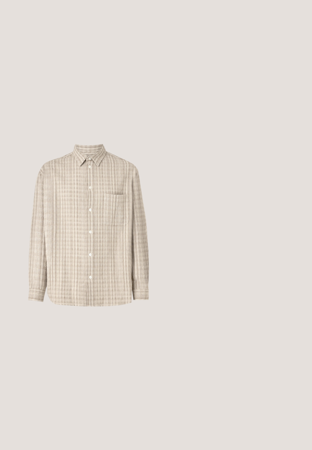 Button-up skjorte i lys beige, med et ternet mønster, lange ærmer, en brystlomme og et almindeligt kravedesign.; Grå denim jeans med lige snitdesign, der har en falmet finish, forlommer og knaplukning. Enkle syninger og kantdetaljer.; Brun lædersko til mænd med sort sål, snørelukning og diskret præget mærkelogo på hælen mod hvid baggrund.; Firkantede aviator-solbriller med klare stel, tynde brune metalarme og gradientlinser, der går fra lilla til lysebrun.; Lyse beige slips med et geometrisk mønster, lavet af et glat materiale. Har en spidse ende og en smal bredde.; Sort læderbælte rullet sammen med tekstureret metal spænde indgraveret med "BOSS" på en ensartet lys baggrund.