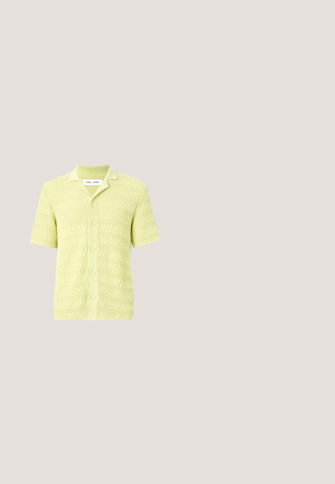 Camiseta de punto de manga corta en verde lima con un patrón geométrico texturizado, con un cuello clásico y cierre de botones, confeccionada en una tela suave.; Pantalones verdes claros hechos de una tela texturizada, con una forma recta, pliegues en la parte frontal y una cinturilla estándar.; Mocasín negro de cuero para hombre con borlas, punta redonda, tacón bajo y pestaña para tirar en la parte trasera, mostrado de perfil lateral sobre un fondo gris claro.; Gafas de sol negras con marco cuadrado, lentes grises, acentos dorados en las patillas y un acabado brillante. Corte distintivo en el puente.; Pulsera de eslabones de metal en tonos plateado y dorado con un cierre rectangular grabado con el nombre de una marca sobre un fondo blanco.; Cinturón de cuero negro enrollado con una hebilla rectangular negra mate y un logotipo en relieve discreto sobre un fondo blanco.