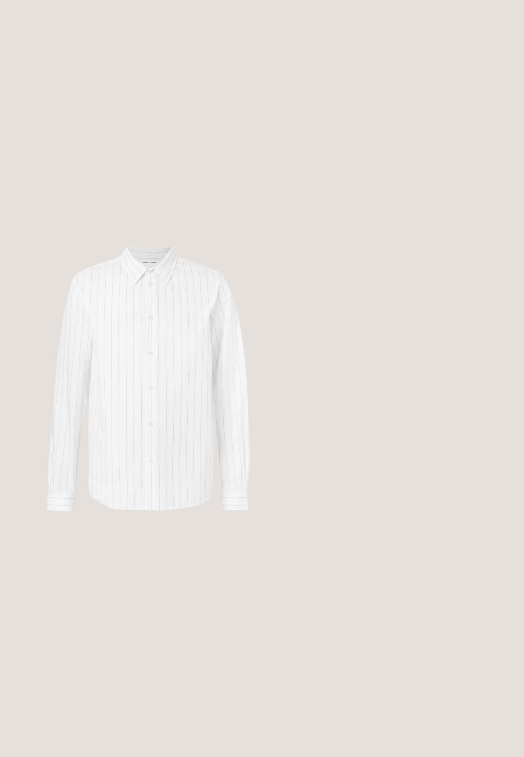 Chemise blanche à manches longues avec des rayures verticales grises, col boutonné, boutons sur le devant et manches à poignets. Texture de tissu lisse.; Pantalon noir taille haute à jambes droites avec plis devant et large ceinture, présenté à plat sur fond blanc.; Chaussure noire à lacets avec semelle épaisse à nervures flottant au-dessus d'un tapis beige, table ronde moderne marron en arrière-plan dans une pièce à éclairage doux.; Lunettes de soleil en acétate noir avec des verres verts, en forme rectangulaire, et des détails en accents dorés sur les branches. Texture lisse et finition polie.; Nœud papillon en satin noir avec une texture lisse et un nœud central, présentant de grandes extrémités arrondies qui s'effilent au centre.; Ceinture en cuir noir avec une boucle rectangulaire en argent. Elle présente une texture lisse et un design bicolore. De plus, elle possède un petit accent avec un logo.