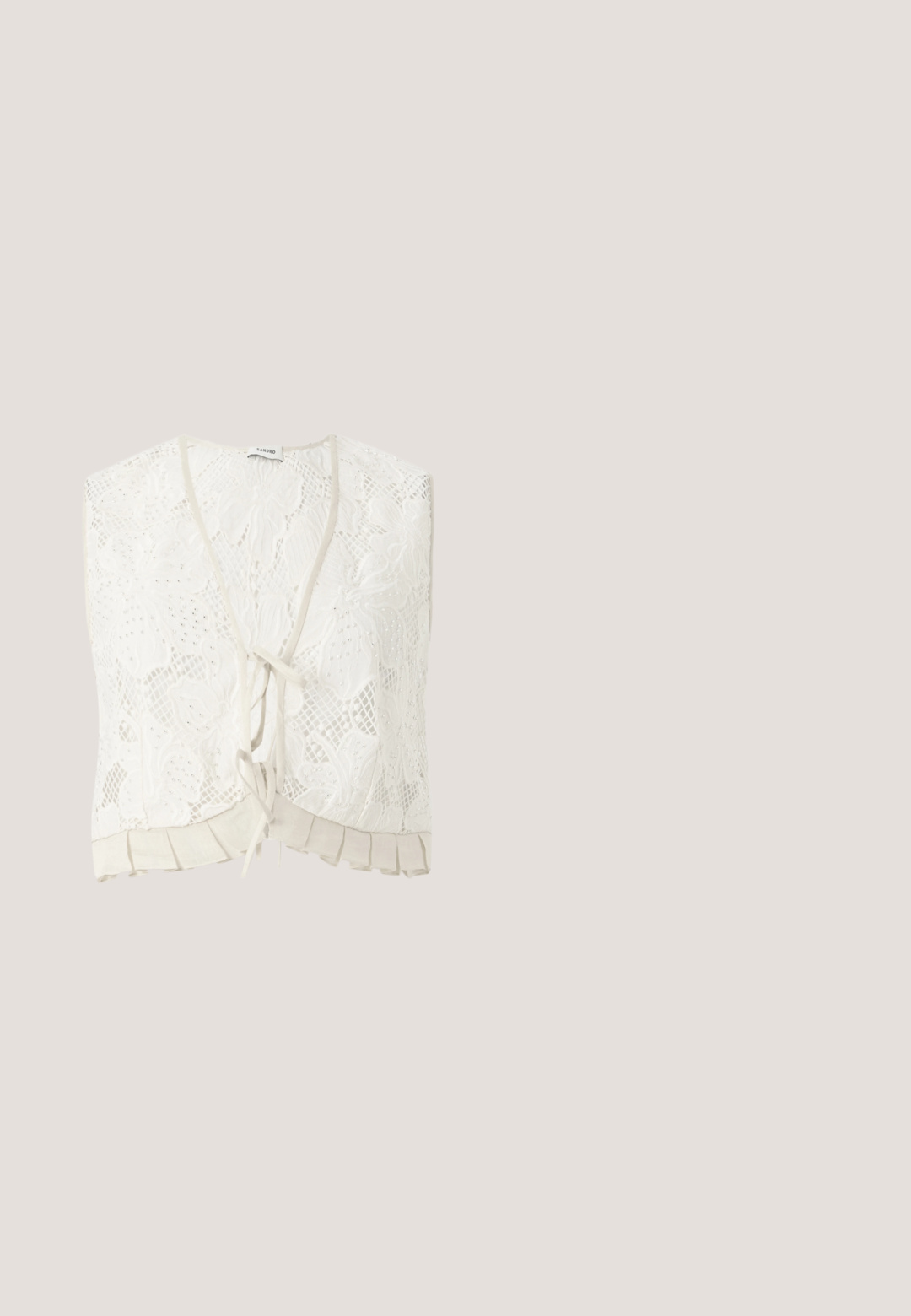 Top sans manches en dentelle blanche avec motifs floraux, col en V, fermeture à nouer devant et détail plissé à l'ourlet.; Jupe maxi crème avec imprimés bordure paisley bordeaux et floral, avec volants froncés et taille élastique.; Bottines en daim marron avec un design de couture incurvé, bout pointu et talon empilé. Présente une texture douce et une couture décorative.; Sac d'épaule en daim marron en forme de croissant avec une longue bandoulière et des franges le long des bords inférieurs sur fond blanc.; Trois colliers en or superposés, l'un avec de petites perles blanches, l'autre avec un pendentif étoile de mer en or texturé sur une chaîne.; Ceinture en cuir marron tressé avec boucle arrondie et ardillon doré, présentée enroulée sur un fond blanc.