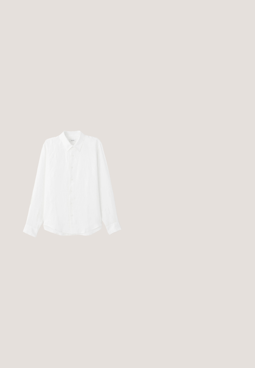 Witte lange mouw blouse van linnen, met een klassieke kraag, sluiting met knopen aan de voorkant en een gladde textuur. De zoom is licht gebogen.; Beige op maat gemaakte shorts van textuurstof, met voorplooien, een knoopsluiting en een rechtopstaand ontwerp.; Bruine leren herensandaal met gekruiste bandjes en zwarte zool, zijaanzicht op witte achtergrond.; Ray-Ban zonnebrillen met groene lenzen, zwarte plastic monturen en gouden accenten aan de randen. Vierkante vorm met een matte afwerking.; Canvas draagtasje in off-white, voorzien van korte handvatten en de geprinte tekst "LES DEUX" in vetgedrukte zwarte letters. Duurzaam, eenvoudig ontwerp.; Geweven beige riem met een gevlochten ontwerp, bruine leren accenten en een zilveren metalen gesp. Textuurafwerking en flexibele vorm.