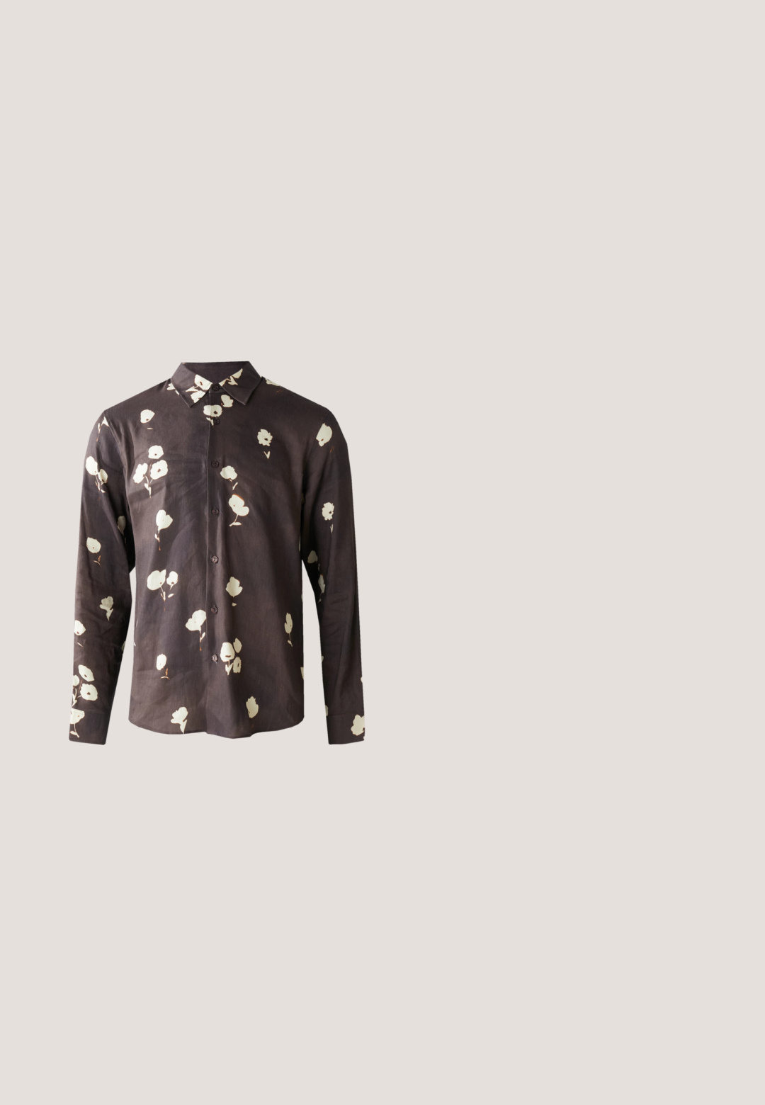 Camisa de botones de manga larga en tejido oscuro con un patrón floral en crema. Presenta un cuello clásico y botones en la parte delantera, con una textura suave.; Pantalones marrones con un corte ajustado, frente plano y dos bolsillos laterales. Están hechos de una tela suave con un acabado limpio y sin patrones visibles.; Zapato de vestir de cuero marrón oscuro con cordones, detalle de puntadas en la puntera y tacón bajo sobre fondo blanco.; Corbata marrón con patrón floral de diamantes en blanco y rosa sobre un fondo claro y liso.; Bolso bandolera de cuero marrón oscuro con textura, correa ajustable y pequeño adorno decorativo azul en el lateral.; Cinturón de cuero texturizado marrón oscuro enrollado con hebilla rectangular de plata grabada con "Tiger of Sweden" sobre un fondo claro.