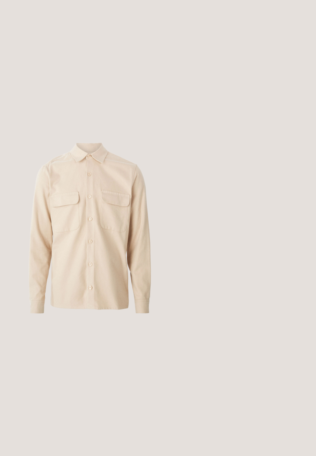 Beige pitkähihaisessa paidassa on kudottu kangas, jossa on kaksi rintataskua, terävä kaulus ja napitus edessä. Pintakuvio on sileä.; Räätälöidyt tummanharmaat housut, valmistettu sileästä kankaasta. Niissä on nappikiinnitys, vyölenkit ja suorat lahkeet klassista istuvuutta varten.; Miesten musta nahkainen juhlakengän, jossa nauhat, sileä pinta ja matala korko, esitetty sivuprofiilissa yksivärisellä vaalealla taustalla.; Vihreä kravatti, jossa on vinoraitoja valkoisina ja toistuvia pieniä sinisiä ja valkoisia kilpi-aiheisia kuvioita kankaan päällä.; Tummanruskea mokkanahkainen olkalaukku, jossa mustat kahvat ja edessä kiinnitetty sopiva suorakulmainen vetoketjullinen pussukka.; Mustakudottu nahkavyö, jossa on suorakulmainen hopeanvärinen solki, ja joka sisältää sileän nahkaosuuden päässä sekä punottun tekstuurin koko matkalta.