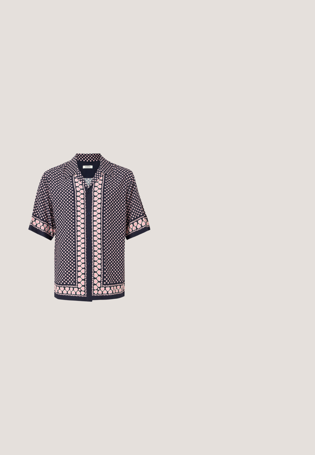Chemise courte à manches courtes bleu marine avec des motifs de cœurs roses disposés en rayures et bordures sur le devant et les manches.; Shorts en coton beige avec une coupe droite, longueur genoux, dotés de deux poches frontales et de plis subtils pour une texture supplémentaire.; Mocassins en cuir noir avec un design de style mocassin, présentant une bande décorative et un détail de couture sur le dessus. Talon bloc bas.; Sac bandoulière en cuir marron foncé texturé avec une sangle réglable et un petit accent décoratif bleu sur le côté.; Boutons de manchette en argent en forme de chiens teckels portant des pulls rayés bleus, verts, rouges, jaunes et noirs.; Ceinture en cuir enroulée avec un motif rayé horizontal coloré et une boucle rectangulaire argentée sur un fond uni.