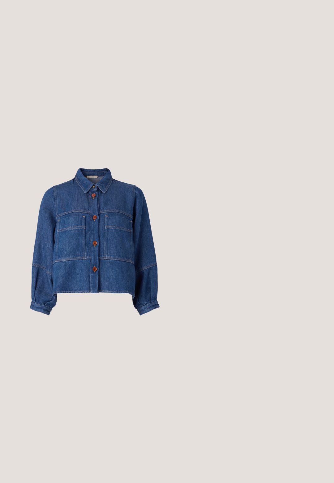 sessùn LEONE - Blusa - denim blue; Pantalones de pierna ancha en tela azul marino oscuro, con un frente plano, pliegues prominentes y una cintura alta. El material tiene una textura suave.; Sandalia tipo slide de cuero marrón tejido con plantilla de corcho y suela de goma negra sobre fondo blanco.; Gafas de sol ovaladas negras de gran tamaño con montura gruesa y lentes oscuros, con un pequeño logo dorado de Quay en la patilla.; Bolso pequeño tipo tote con rayas verticales rojas y blancas, dos asas de tela color crema y una correa de hombro ajustable con hebilla dorada.; Anillo de oro con un diseño abierto que recuerda a ramas de coral abstractas, acabado pulido, proyectando suaves sombras sobre un fondo blanco.