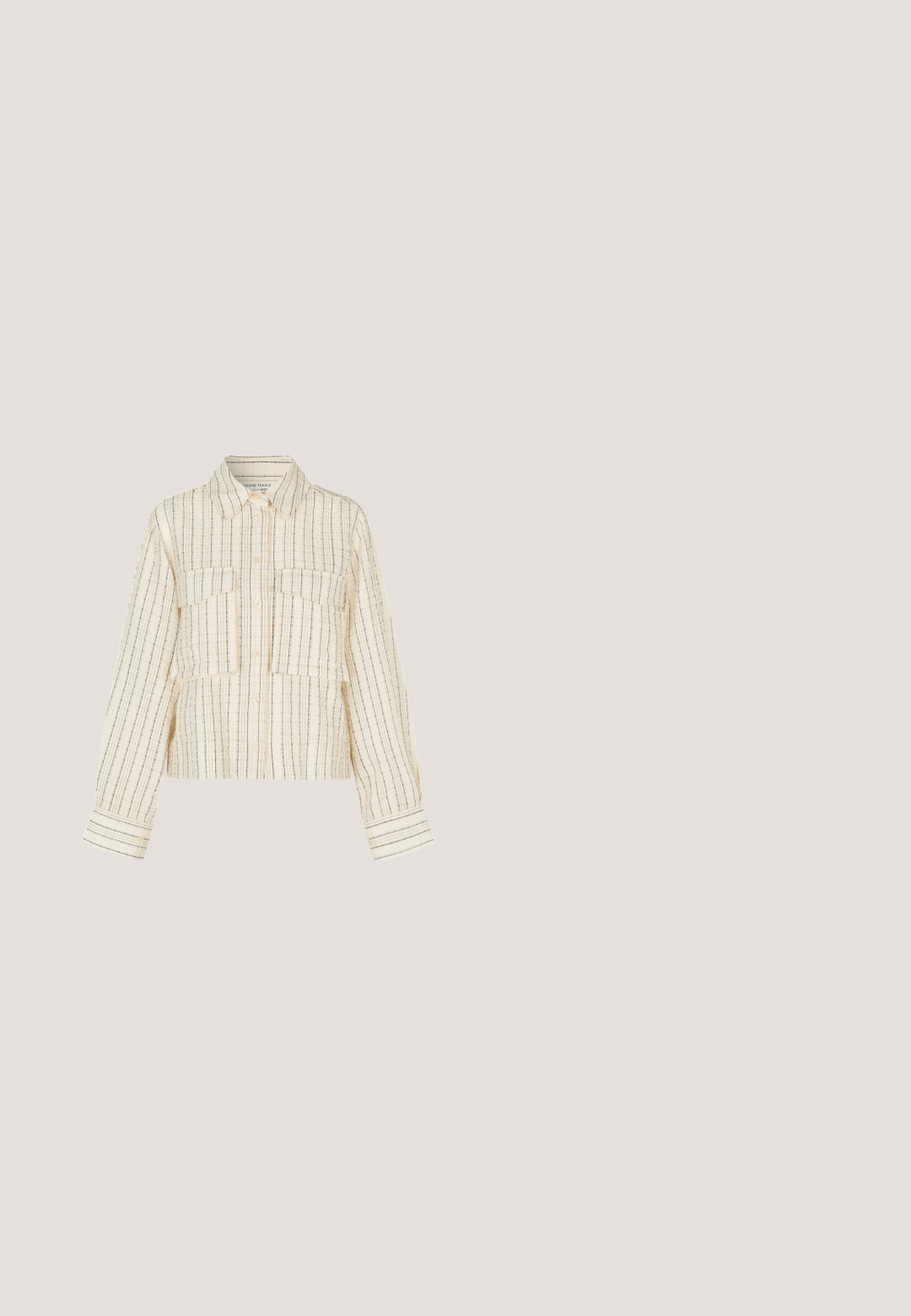 ChemiseCrop beige avec des rayures verticales bleues. Dotée d'un col, de deux poches avant et d'une fermeture à boutons. Tissu texturé.; Shorts en denim bleu clair avec une taille haute, design à cinq poches et fermeture à bouton. Coupe droite avec un ourlet propre.; Bottes en suède marron, hauteur genou, avec des panneaux élastiques sur les côtés, un bout arrondi et une semelle en caoutchouc crantée noire. Présente un détail de boucle en métal décoratif.; Des montures de lunettes en écaille de tortue rondes avec des verres transparents et un subtil reflet de lumière bleue sur un fond blanc.; Sac à main en cuir gris avec un dessus arrondi, double anses et une bandoulière détachable. Présente des ferrures dorées et un logo subtil embossé.; Bracelet en chaîne dorée avec fermoir rectangulaire, quelques maillons ornés de petits cristaux clairs intégrés, finition polie et brillante.