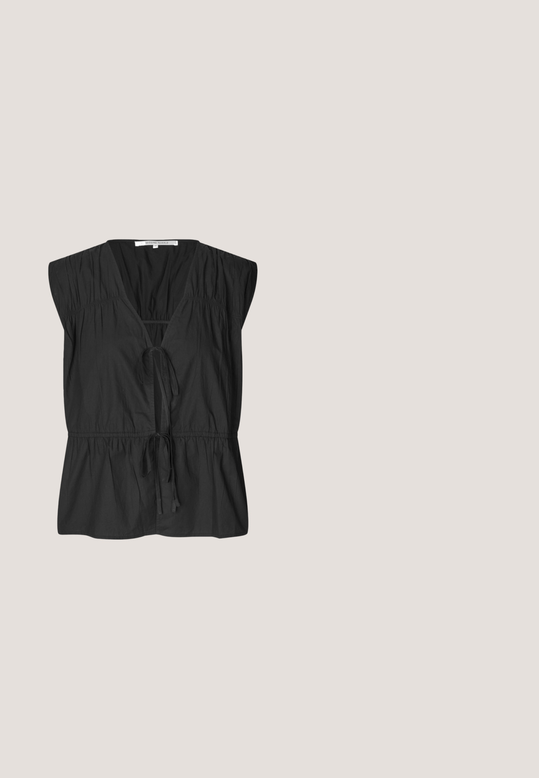 Second Female FELIXA  - Bluse - black; Sorte bukser med vide ben, elastisk talje og et subtilt tekstureret ternet mønster.; Sort læder slip-on sandal med bred justerbar rem og guldfarvet spænde, med rundet lukket tå og tekstureret sål.; Sorte rektangulære solbriller med mørke linser. Stellet har en blank finish og et mønstret sort og gyldent dekor på brillestangen.; Sort vævet tote taske med en oval form, prydet med glatte håndtag og et tekstureret netlignende design. Etiketten er synlig på siden.; Øreringe i guldfarvet metal med snoet design, der har teksturerede bladlignende detaljer og en rund form.